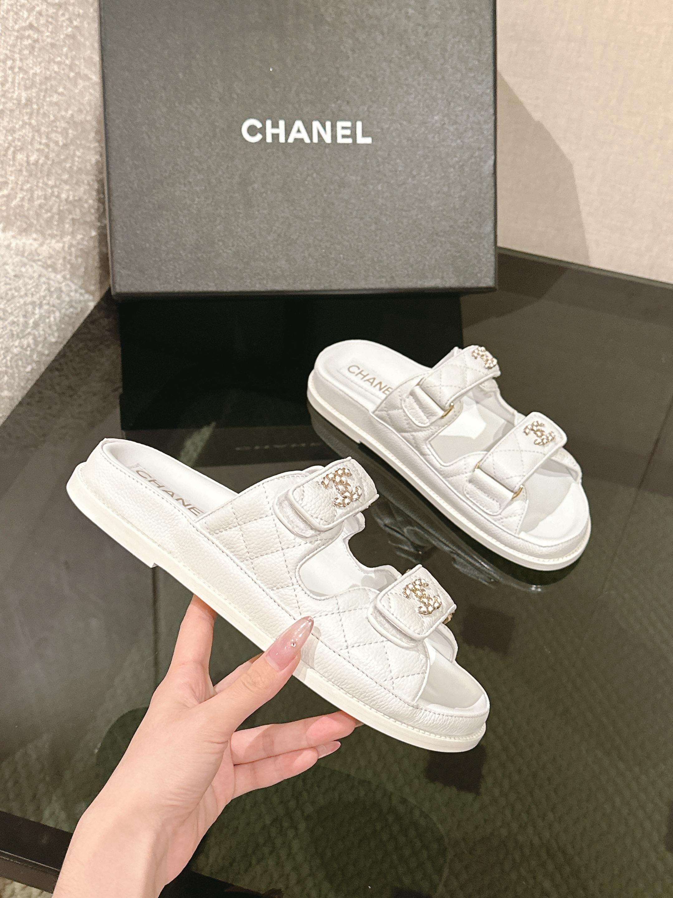 NO:405330,* 25p Spring and Summer Classic Style!  Beach shoes are booming on the entire network!  The latest model in the counter is still made me willing to buy it. Only by buying it will you know its fashion. Popular and popular models must be ranked. All four seasons of matching are invincible. Various bloggers and internet celebrity styles are all visible. Super recommended models!  This series is available now. Buy for 10,600!  The leather is cowhide, full-layer luxury leather base, original material!  !  Welcome to compare!  Official catalogue: 35-40 codes (41,42 custom-made, no return or exchange) are all equipped with top-level counter-level packaging!  ,slippers,sandals,slippers,cowhide,Leather soles19860909* 25p 春夏经典款！ 沙滩鞋全网爆爆爆！专柜最新款,上脚依然让我心甘情愿剁手入,购入手才会知道它的时髦,人气爆款必须得有它排名,四季搭配都无敌了,各种博主、网红范搭配尽显眼前,超级推荐款！本系列现已发售. 以10600购入！皮料是牛皮,全层奢侈真皮大底,原版材料！！欢迎对比！官方目录 码数35-40（41,42定做不退不换） 均配顶级专柜级包装！,拖鞋凉鞋,sandals,slippers,cowhide,Leather soles,Women's Shoes