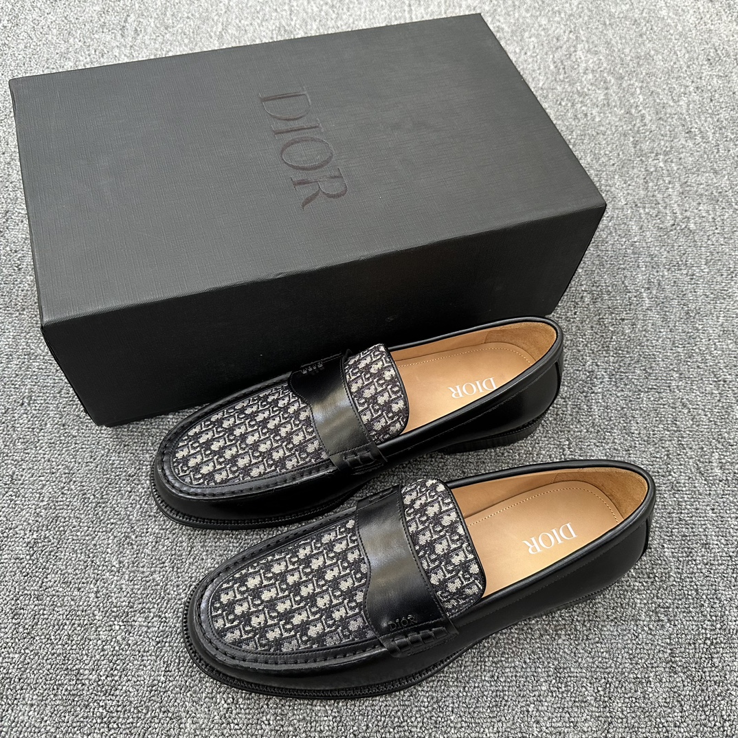 NO:348370,Dior Granville Loafer Beige and Black Oblique Print This Dior Granville Loafer is made from formal shoes, showing a modern look. It is carefully crafted from beige and black Oblique printed fabrics, with the upper being a matte finish with a brass Dior Oblique logo, paired with a black leather sole, and the heel is engraved with a Dior logo. It can be matched with seasonal outfits to create an elegant and classic look. Beige and black Oblique print Tone matte finish with brass Dior Oblique logo heel is a DIOR logo low top pull-out upper material: fabric, cowhide leather Blake (inner seam) craftsmanship includes dust bag  Size 39-40-41-42-43-44 (38.45.46 customized) Article number 53DR0794885,,dior,loafers,cowhide19860909Dior Granville 乐福鞋米色和黑色 Oblique 印花 这款Dior Granville 乐福鞋从正装鞋履演绎而来,彰显摩登风范.采用米色和黑色Oblique 印花面料精心制作,鞋面饰以同色调哑光饰面黄铜Dior Oblique标志,搭配黑色皮革鞋底,鞋跟处镌刻以 Dior 标志.可与各季节装扮搭配,打造优雅经典的造型. 米色和黑色 Oblique 印花 同色调哑光饰面黄铜Dior Oblique 标志鞋跟饰以 Dior 标志低帮套穿式 鞋帮材质:织物,牛皮革布雷克(内缝)工艺内含防尘袋 尺码39-40-41-42-43-44（38.45.46订做） 货号53DR0794885,,dior,loafers,cowhide,Men's shoes