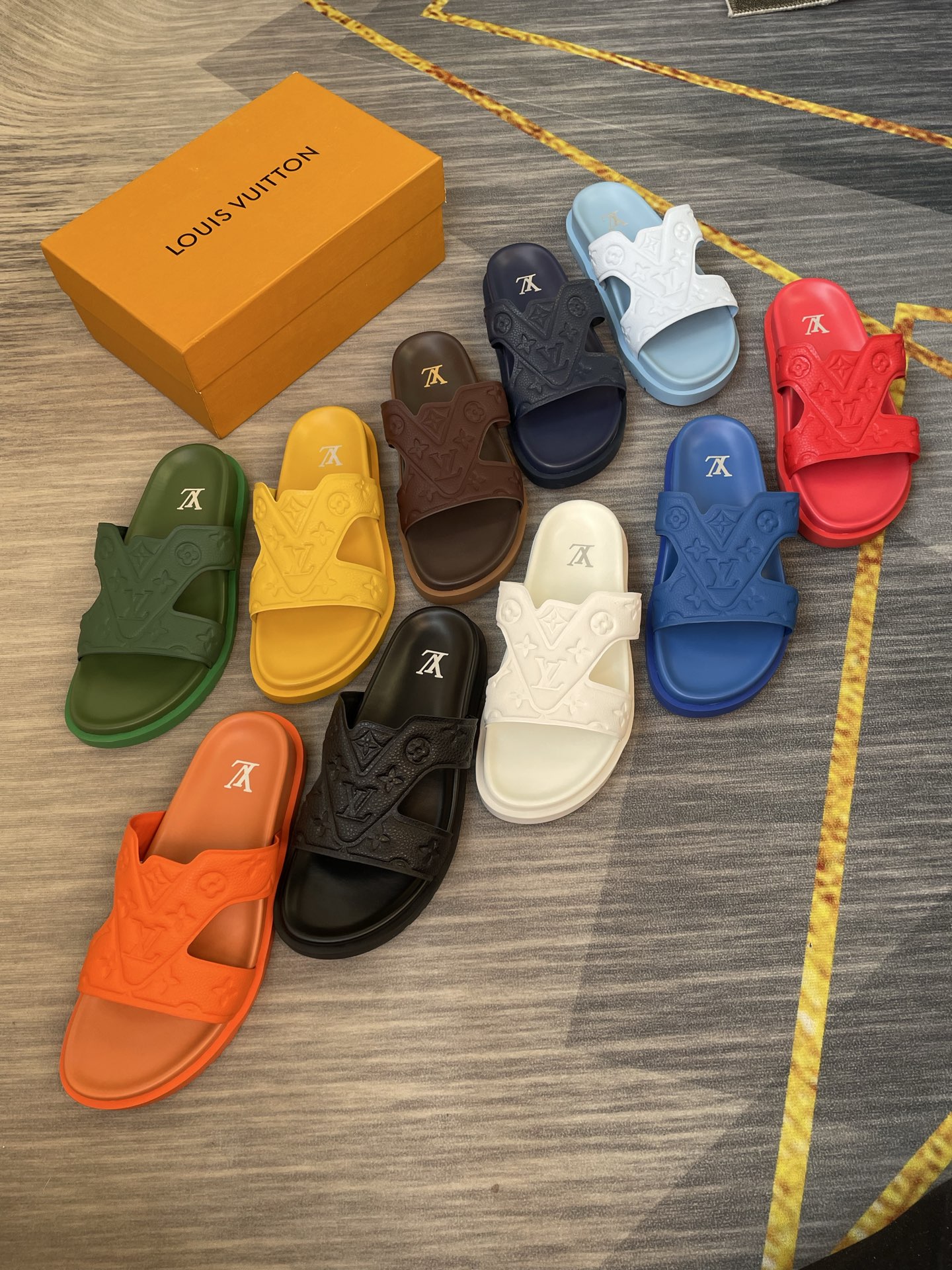 NO:829589,Lujia's new men's sandals and slippers are high-end boutique products with both elegance and quality. They are made of imported leather and decorated with brand logos. They are soft and skin-friendly, giving you a comfortable wearing experience. Perfect and exquisite design. Light and comfortable on the feet, fashionable and generous, and available in multiple colors!  Code number 38-44 (45 46 customized),, louis vuitton, louis vuitton, sandals, slippers19860909驴家新款男士凉鞋拖鞋,高端精品,气质优雅品质脚感并存,采用进口皮料,品牌logo装饰,柔软亲肤,让您穿出舒适穿着感.完美精致的设计感.上脚轻便舒适,时尚大方,多色可选！ 码数38-44（45 46定做）,,louis vuitton,louis vuitton,sandals,slippers,Men's shoes