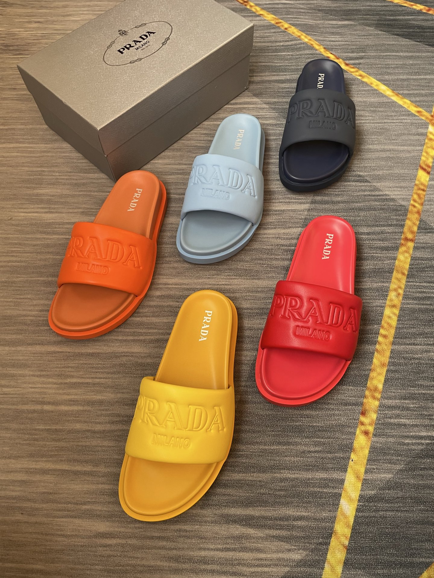 NO:829599,Prada's new men's sandals and slippers are high-end boutique products with both elegance and quality. They are soft and skin-friendly, giving you a comfortable wearing experience. Perfect and exquisite design. Light and comfortable on the feet, fashionable and generous, and available in multiple colors!  Code number 38-44 (45 46 customized),, prada, sandals, slippers19860909普拉达新款男士凉鞋拖鞋,高端精品,气质优雅品质脚感并存,柔软亲肤,让您穿出舒适穿着感.完美精致的设计感.上脚轻便舒适,时尚大方,多色可选！ 码数38-44（45 46定做）,,prada,sandals,slippers,Men's shoes