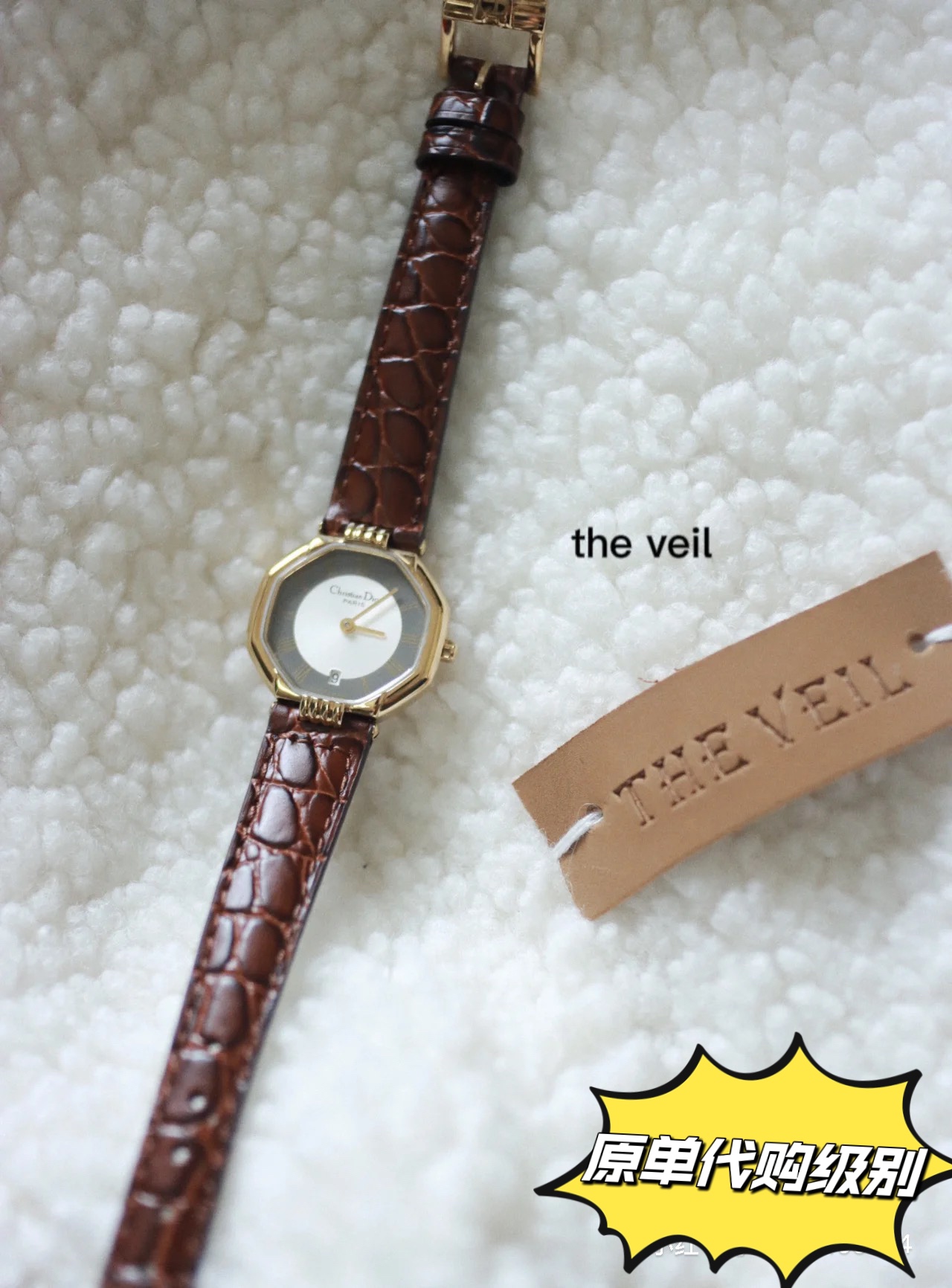 NO:859947,Pair jewelry to double your luck. CD calendar polygonal second-hand watch, unique octagonal shape, no need to worry about collision, gray and white dial, retro texture strap, very textured original molding, thickened three-layer gold plating, sapphire scratch-resistant glass, super suitable for any occasion, gold plating19860909首饰配对,运气翻倍 CD日历款多边形中古腕表,独一无二的八角造型,完全不必担心撞款,灰白配色的表盘,复古纹理的表带,非常有质感原版开模,加厚三层镀金,蓝宝石防刮玻璃,任何场合都超级适配,,gold plating,Watch