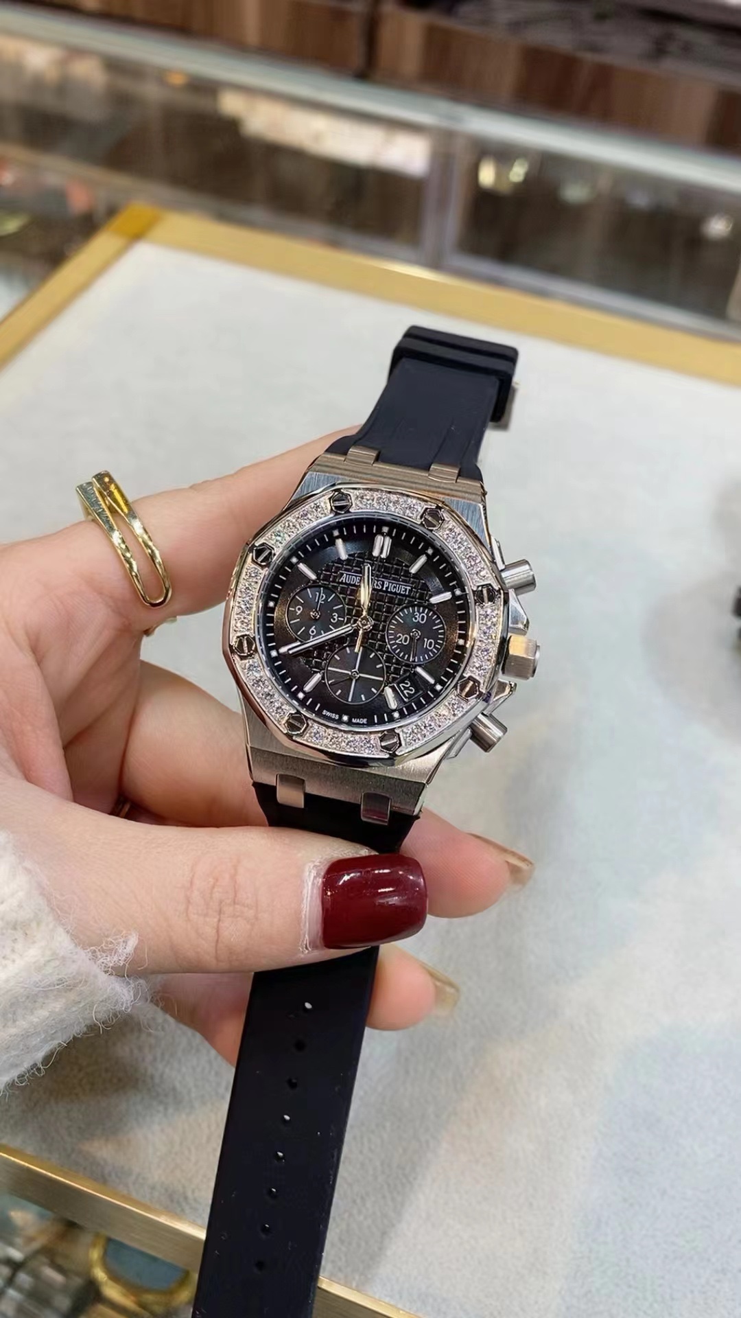 NO:157469,OOTD｜Watch Sharing｜Same model of Goddess Wang Ziwen. A model that was asked about is betting that you will definitely be moved. The 37-diameter goddess model has a circle of diamonds on the outer ring. The multi-color dial and multi-functional timing combination gives a layering feeling. It gives people a cool and cool feeling when used. It has a goddess-like look. Any temperament-type girl is really nothing to say about wearing. It looks super good!,19860909OOTD｜腕表分享｜女神王子文同款 被问爆的一款AST赌你绝对会心动 37表径女神款,外圈镶满一圈钻石,多色表盘多功能计时搭配出层次感,上手给人又酷又飒的感觉,很有女神范儿,任何气质型的女生戴颜值真的没话说,超级好看!,,Watch