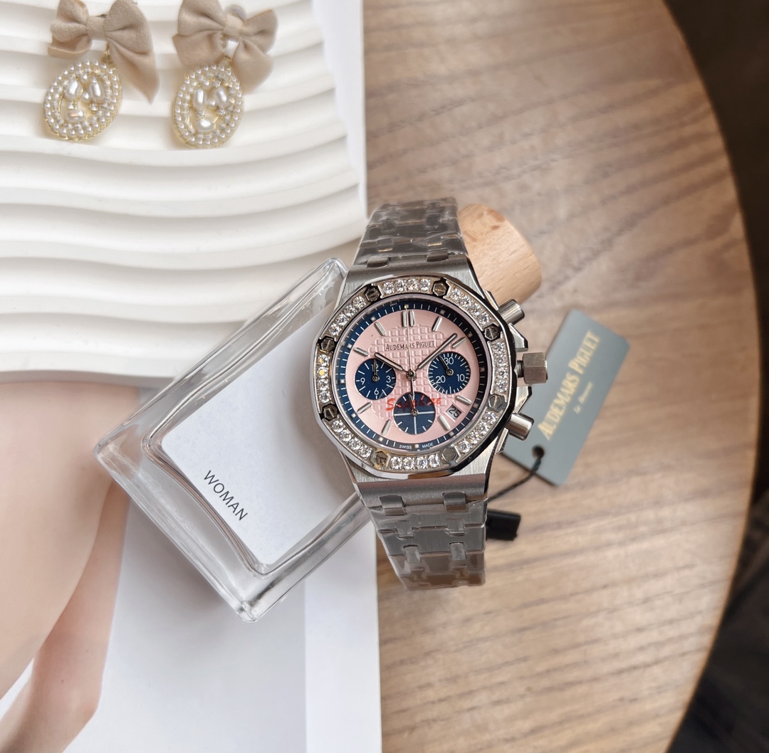 NO:394073,Treasure A Royal Oak Ryol oak is a classic of Audemars iguet. It is famous for its iconic octagonal case design and occupies an important position in the watch industry. This case has a 37mm size, multi-functional chronograph function and an iconic plaid dial. The bezel is set with diamonds, and it shines with a high-end luxury design. It is grasped!  ,19860909宝藏A皇家橡树Royl Oak Ryol oak 是Audemars iguet的经典,以其标志性八角形表壳设计闻名,在手表界占据着举足轻重的地位.这款表壳37mm尺寸,多功能计时功能搭配标志性的格子纹表盘,表圈镶嵌钻石,闪烁着光芒,呈现出高级奢侈感的设计,拿捏住了！,,Watch