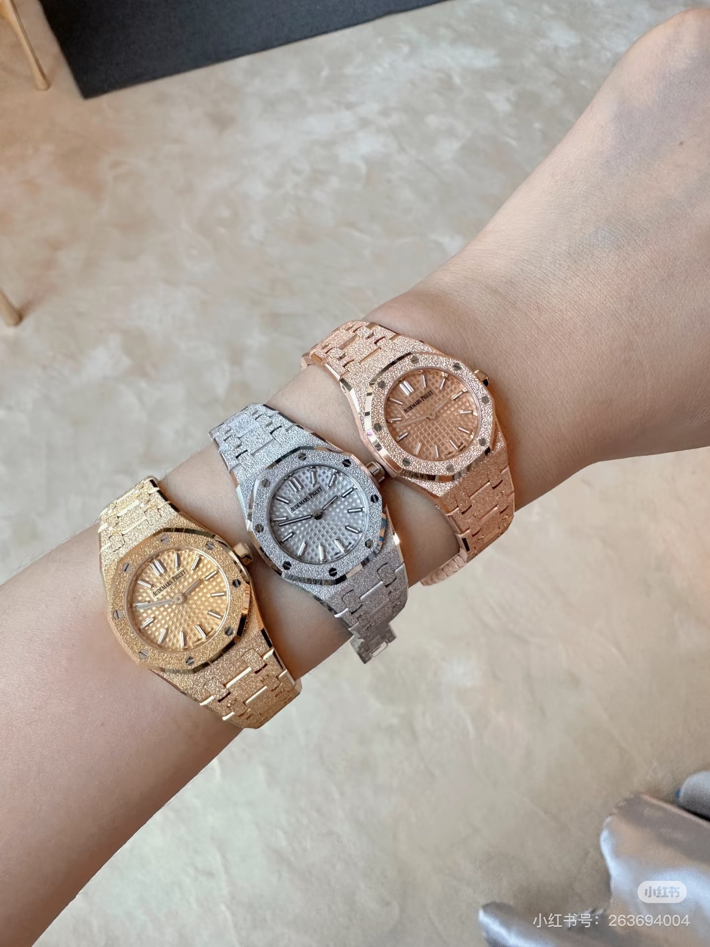 NO:641303,Mini frost gold made in Taiwan｜Dream love watch is simply a god of stacking. The beautiful Audemars Piguet mini royal oak frost gold, I can’t move it at the first sight! The small dial is super suitable for girls to wear stacked bracelets #Audemars Piguet67630  The Taiwanese factory's research and development, super exquisite craftsmanship. The dazzling frost gold craftsmanship instantly beats the ordinary craftsmanship on the market. Ordinary frost gold craftsmanship on the market will turn black and dull after being worn for a long time. The frost gold craftsmanship produced by the Taiwan factory is simply blinding. It is not afraid of getting black and dull after being worn for a long time, just like a new watch., audemars, bracelet19860909台湾厂mini小霜金｜梦中情表 简直是叠戴的神啊 绝美的爱彼mini皇家橡树霜金,看到第一眼就挪不动了!小小表盘超级适合女生叠戴手链 #爱彼67630 台湾厂对版研发,超精湛工艺.闪闪耀眼的霜金工艺秒杀市面普通工艺市面普通霜金工艺久戴会发黑发暗,台湾厂的霜金工艺简直是闪瞎眼了,久戴也不怕发黑发暗,宛如新表一样,,audemars,bracelet,Watch