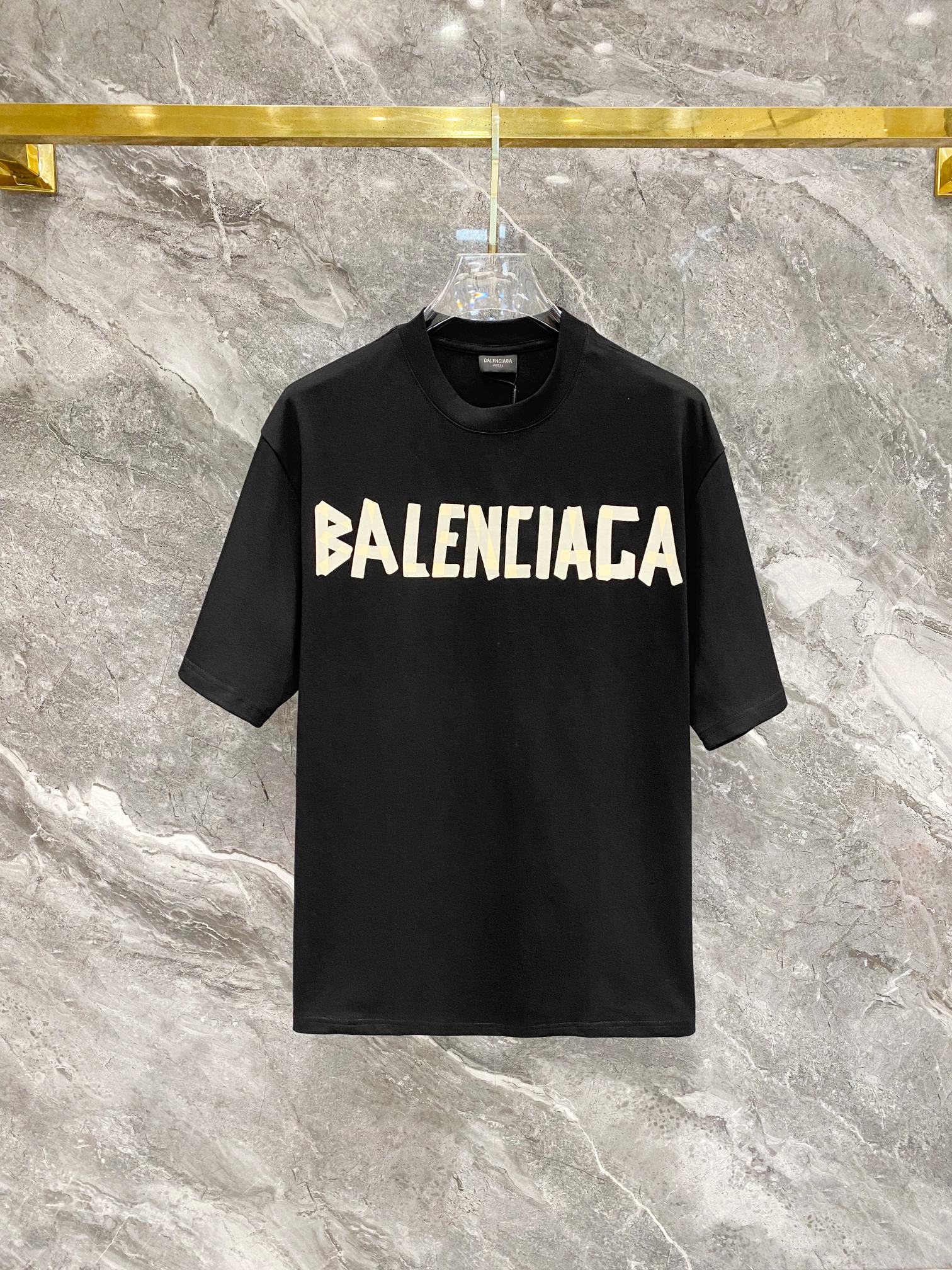 \nBALENCIAGA  巴黎世家ss新款 数码印花字母短袖ZQ克面料重工艺\n.索罗纳ZZ螺纹订织订染国标一级面料\n\n辅料：官网原版三标logo \n\n尺码： xs- - L\n\n颜色：白色  黑色