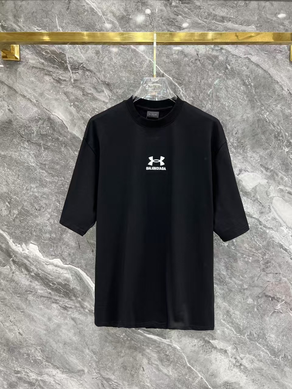 YZ\nBALENCIAGA  巴黎世家安德玛联盟ss新款 刺绣字母短袖ZQ克面料重工艺\n.索罗纳ZZ螺纹订织订染国标一级面料\n\n辅料：官网原版三标logo \n\n尺码： xs- - L\n\n颜色：白色  黑色