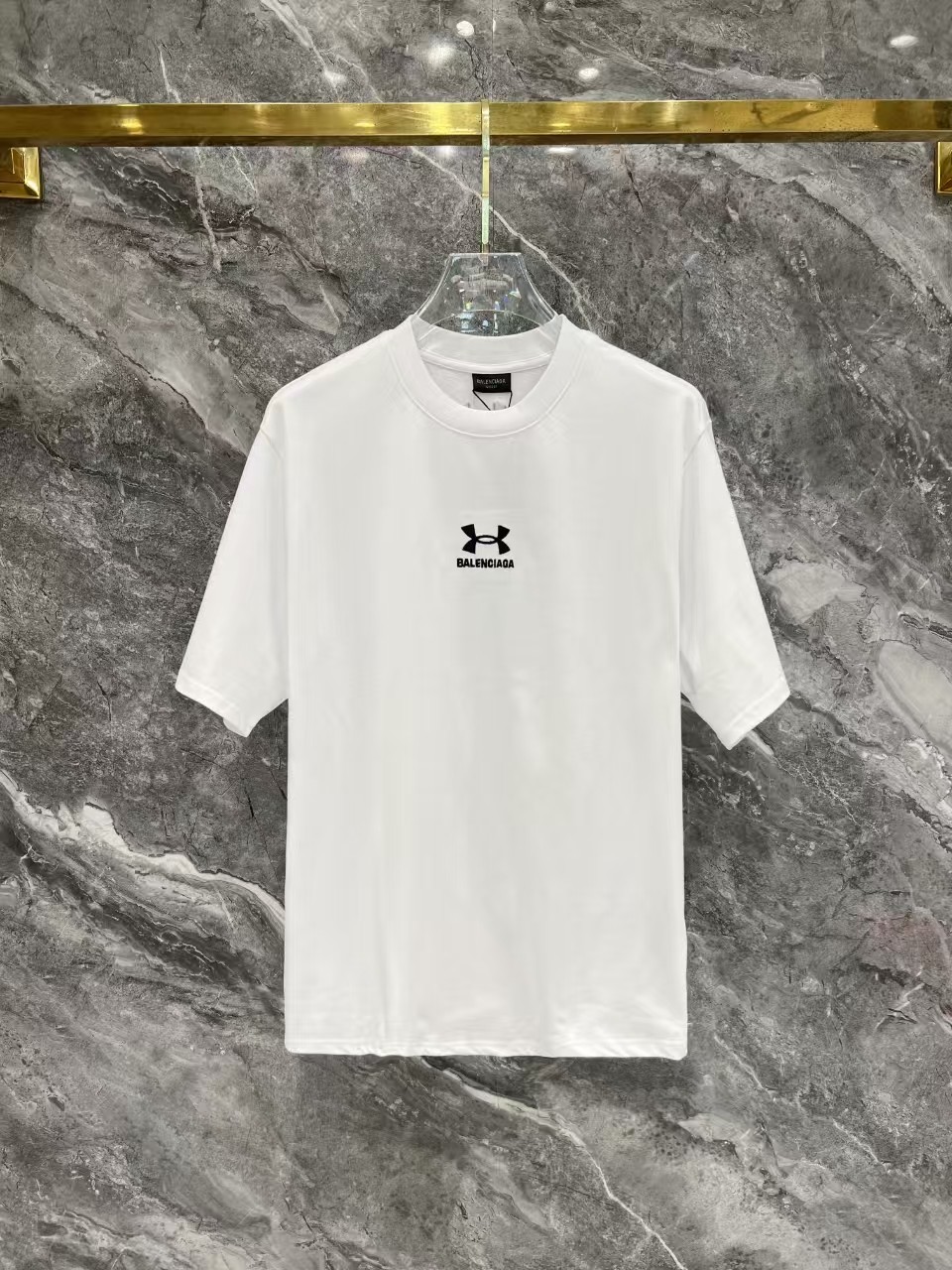 YZ\nBALENCIAGA  巴黎世家安德玛联盟ss新款 刺绣字母短袖ZQ克面料重工艺\n.索罗纳ZZ螺纹订织订染国标一级面料\n\n辅料：官网原版三标logo \n\n尺码： xs- - L\n\n颜色：白色  黑色