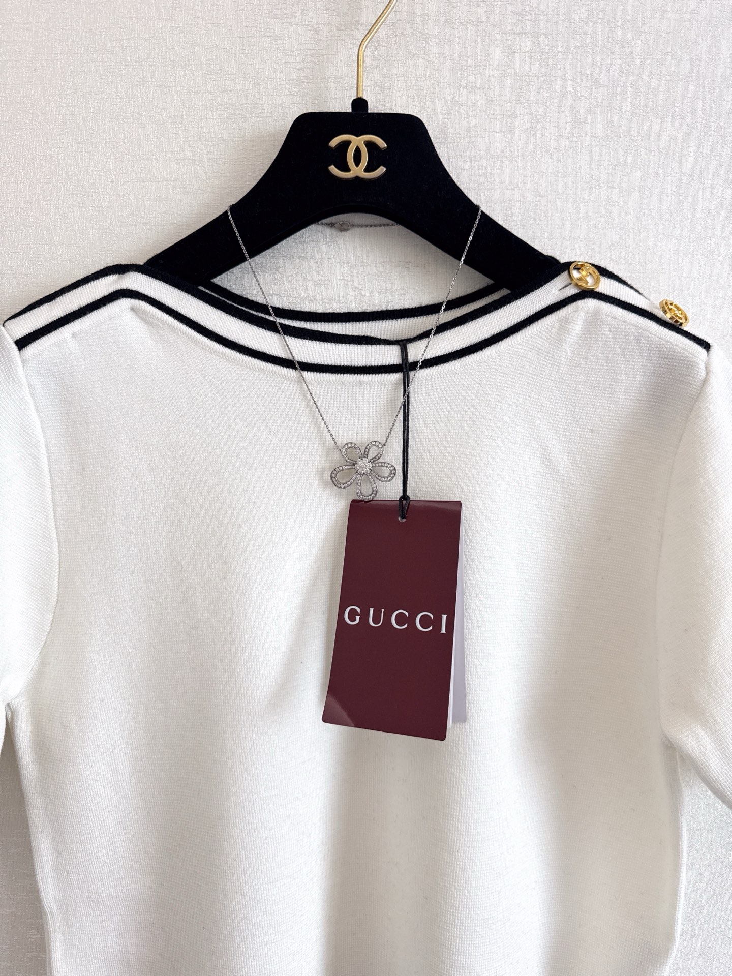 Gucci White Wool One-Shoulder Short-Sleeve Top - Elegant & Modern 3 i1740887413521 4525 0 1