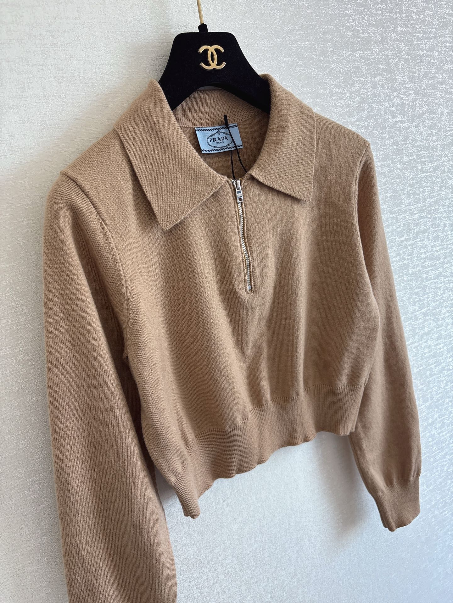 Prada 25秋冬新款 POLO领高腰短款半拉针织长袖 背后三角标志logo 高级满满 码数sml