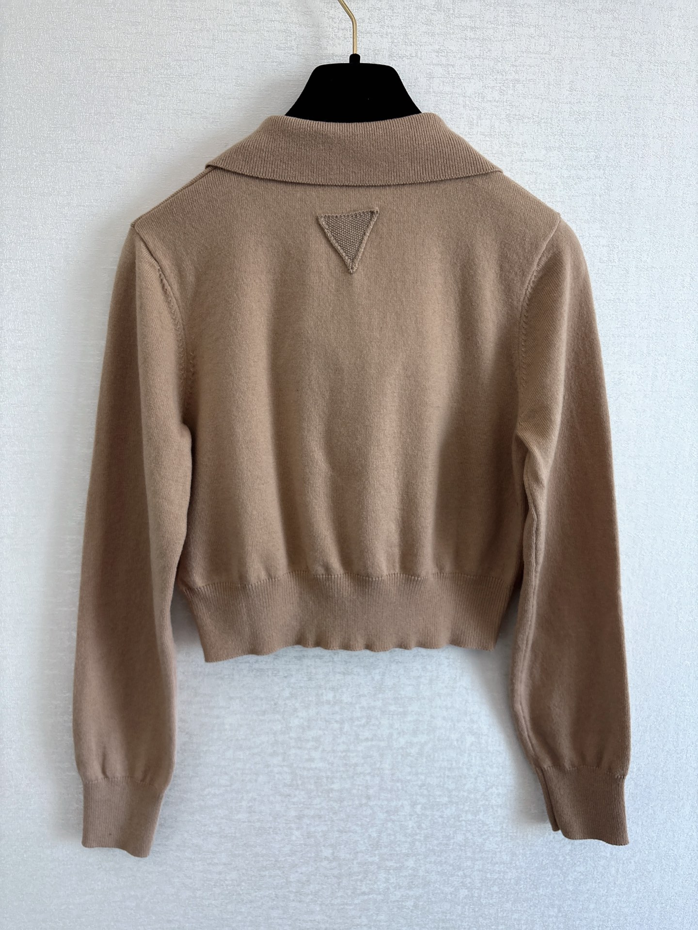 Prada 25秋冬新款 POLO领高腰短款半拉针织长袖 背后三角标志logo 高级满满 码数sml