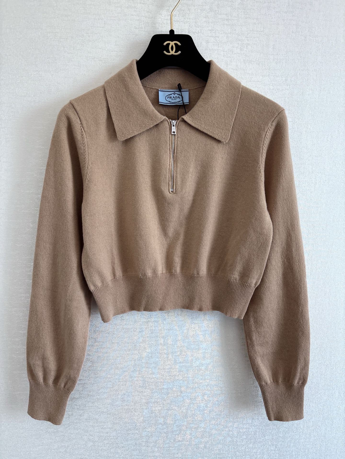 NO:489554,Prada 25 autumn and winter new model POLO neck high waist short half pull knitted long sleeves triangle logo on the back high-end full size sml, prada, alexander wang19860909Prada 25秋冬新款 POLO领高腰短款半拉针织长袖 背后三角标志logo 高级满满 码数sml,,prada,alexander wang,Women's clothing