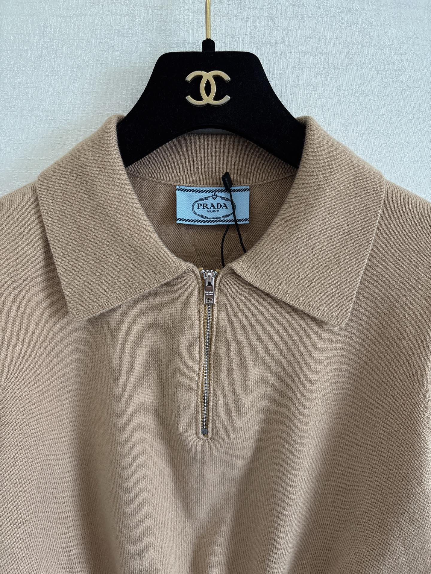 Prada 25秋冬新款 POLO领高腰短款半拉针织长袖 背后三角标志logo 高级满满 码数sml