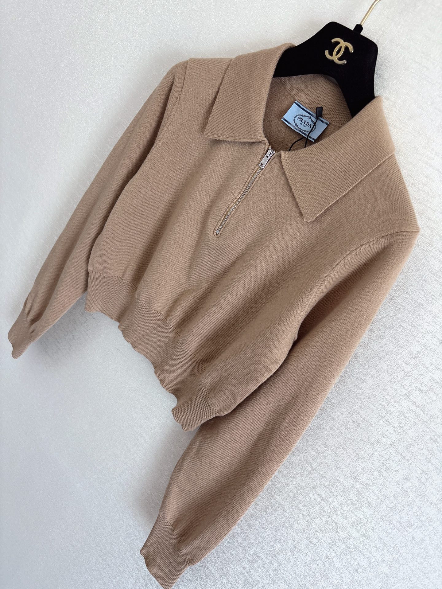 Prada 25秋冬新款 POLO领高腰短款半拉针织长袖 背后三角标志logo 高级满满 码数sml