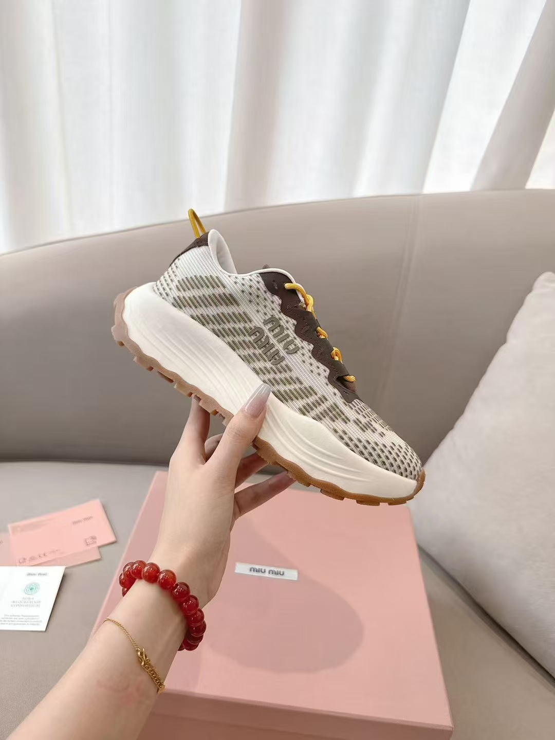 NO:421688,Purchase grade (simultaneous packaging on the official website) Miu Miu Miu 25ss latest American couple style dad shoes sneakers, sports shoes, a popular sneaker, a must-have for the appearance, a must-have for the first time~ fashionable, high-end, easy to match with the feet, a must-have for the year. The latest catwalk sports dad shoes are popular by domestic and foreign bloggers, Xiaohongshu grass series, retro and fashionable, beautiful and thick-soled sports shoe design, with a very recognizable tongue, creating a Buddhist sweet casual style~~ The aura on the feet is very casually matched, mainly a fashionable original woven fabric surface, mixed-bred sheepskin, original private model outsole Size women 35-40, casual shoes/sports shoes, miumiu, sneakers, sheepskin19860909代购级（官网同步包装） Miu Miu 缪缪25ss 最新款美式 情侣款 老爹鞋 运动鞋 颜值担当火爆款运动鞋 不得不入的一款～时尚,高级 随意搭配上脚非常舒适,年度必入款 最新走秀款运动老爹鞋国内外博主刷爆的一款,小红书种草系列 复古又时髦上脚美炸了厚底运动板鞋设计,极具辨识度的鞋舌,打造佛系甜美的休闲风~~上脚气场十足随意搭配 主打一个时尚 原版织布面 内里混种羊皮里,原版私模大底 Size女35-40,休闲鞋/运动鞋,miumiu,sneakers,sheepskin,Women's Shoes