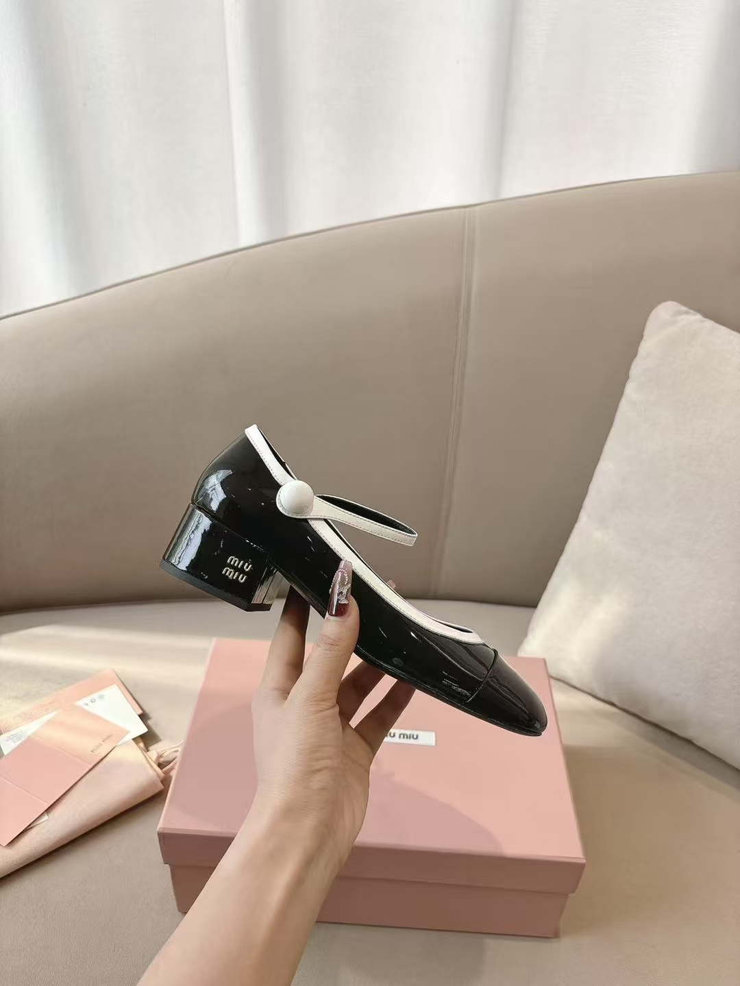 NO:421678,Buy Purchase grade Miumiu Miu new product show retro two-color color-blocked thick-heeled Mary Jane single shoes The iconic Mary Jane shoes are reinterpreted in classic tone soft patent leather, and the details of the heel gold logo blend Miu Miu retro elements and contemporary temperament. Material and craftsmanship Original custom imported patent leather Customized sheepskin lining 5cm imported genuine leather outsole size35-39 (40/41 custom made without return or exchange), single shoes, miumiu, mary jane, sheepskin, Leather soles19860909批 代购级miumiu缪缪新品秀款 复古双色拼色粗跟玛丽珍单鞋 标志性玛丽珍鞋以经典色调柔软漆皮重新诠释,后跟金色徽标细节融合Miu Miu复古元素与当代气质. 材质与工艺 原版定制进口漆皮 定制羊皮内里 5cm 进口真皮大底 size35-39（40/41定做不退换）,单鞋,miumiu,mary jane,sheepskin,Leather soles,Women's Shoes