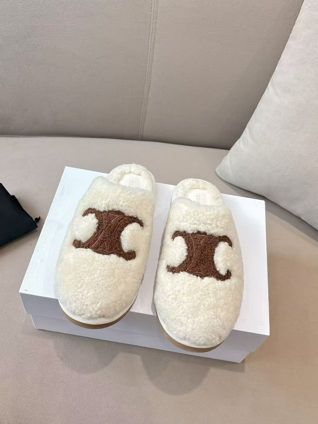 NO:463678,What you see is what you get top quality CELINE/Celin The new Baotou slippers and furry shoes Celin made me love it again!  There are too many beautiful shoes in this season. This wool really makes me unable to extricate myself. It's so cute~ Fabric imported wool (no fake wool added) Sole original sole size 35-40 (40 custom made without return or exchange), semi-wrapped wool shoes, celine, celine, slippers19860909所见即所得顶级品质CELINE/塞琳 新款包头拖鞋毛毛鞋赛琳又让我重新爱了它一次！这季节美鞋太多这款毛拖真的是让我无法自拔真太可爱了～ 面料欧洲进口羊毛（不掺入任何假毛） 鞋底原版鞋底 码数35-40（40定做不退换）,半拖毛毛鞋,celine,celine,slippers,Women's Shoes