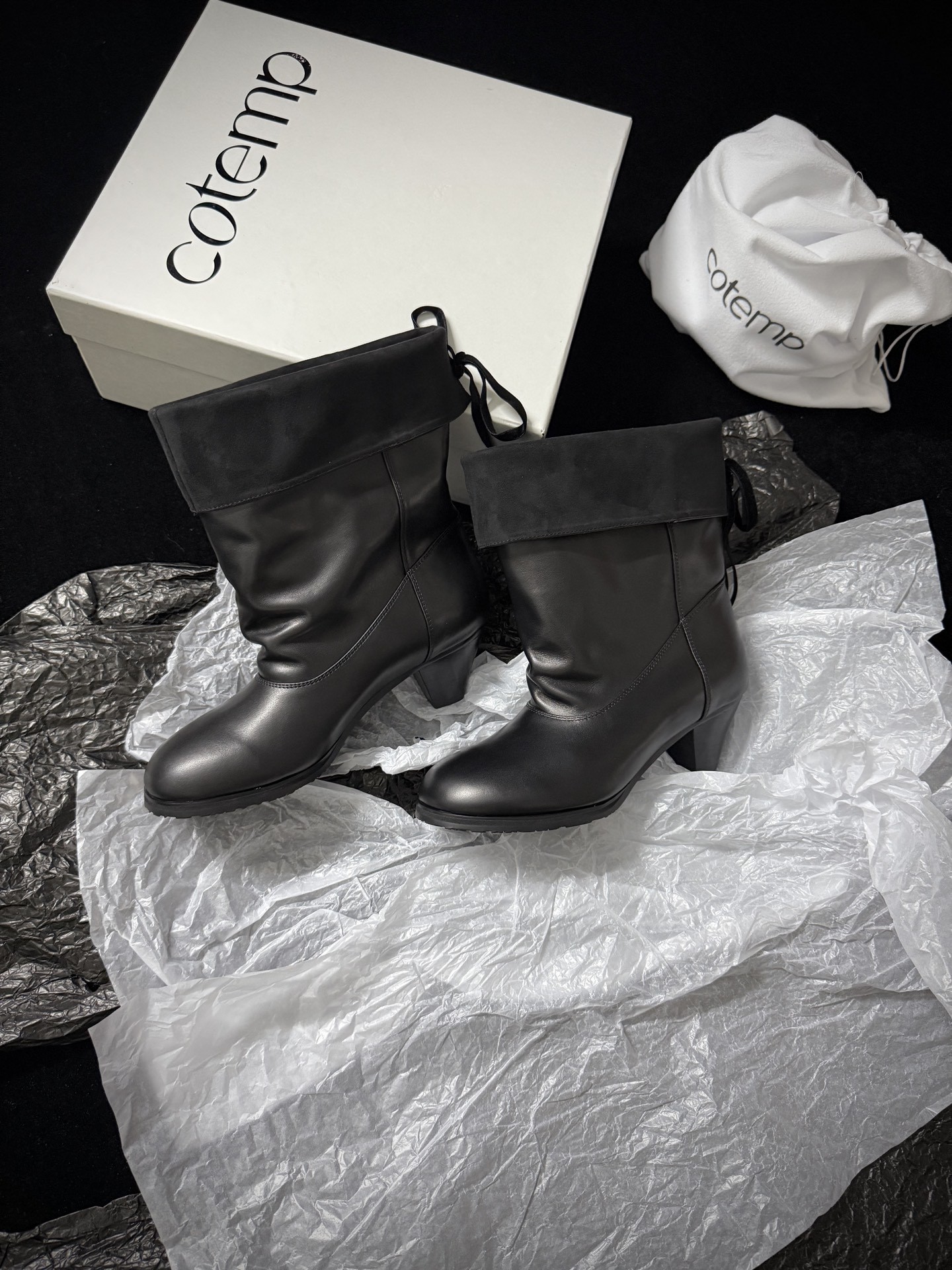 NO:481431,High-quality niche trendy brand Cotemss autumn and winter new thick heel round head wide tube short boots!  Pick the slack and fashionable feeling, and make it clear about the slack and coolness~ The pleated boots have a casual atmosphere. The folding design hides a trick. The street fashion feels instantly when you put on your feet. Pair the pants. The skirt can be blown up. The upper is imported calfskin. The inner foot padded sheepskin. The heel height is: 5cm. Size: 35-41 (40 41. No return or exchange is required) with original packaging, boots, boots, skirts, cowhide, sheepskin, Leather soles19860909高品质 小众潮牌Cotemss秋冬新品粗跟圆头宽筒短靴！ 拿捏松弛时髦感 把松弛与酷飒玩明白了～ 褶皱靴筒自带随性氛围 翻折设计藏着小心机 上脚瞬间拉满街头时髦感 搭裤子 裙装都能炸场 鞋面采用进口小牛皮 内里垫脚羊皮 意大利进口真皮大底 跟高:5cm 码数:35-41（40 41定不退换） 配原版包装,靴子,boots,skirts,cowhide,sheepskin,Leather soles,Women's Shoes