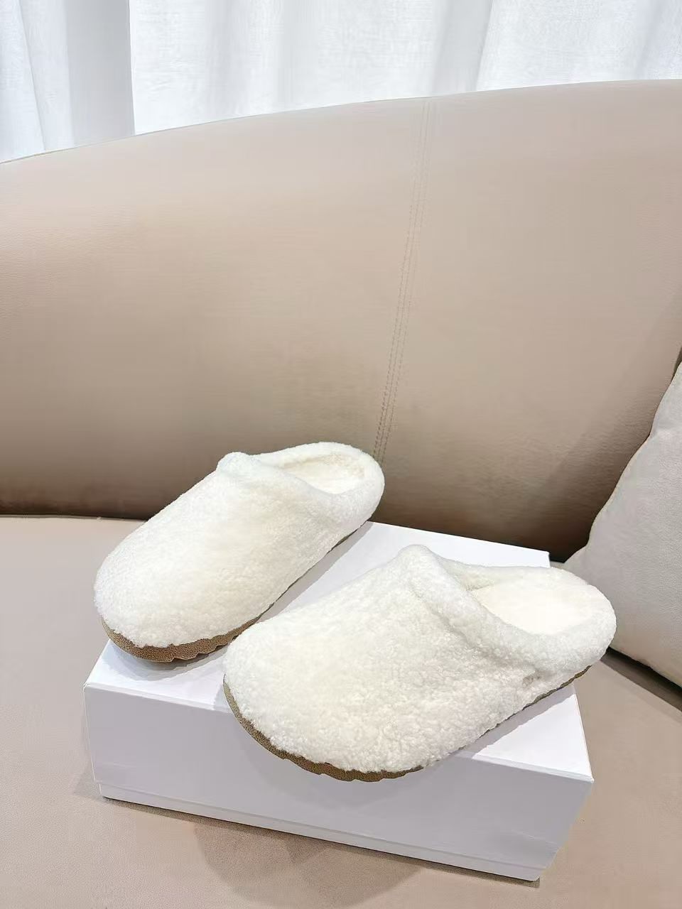 NO:534981,Top quality alo25ss New casual shoes, simple is the king, exudes a casual and lazy feeling, one-step design, relaxed and comfortable, fashionable and exquisite, can be found at home, and you can control the relaxed atmosphere and inject casual and stylish into your daily life. The upper is made of suede material with a high-quality texture, with a delicate touch and a retro tone. The shoe mouth is wrapped in fluffy and soft plush, which not only looks warm and healing, but also brings a cloud-like comfort and wrapping feeling when fitting with the feet. The overall appearance is simple and elegant, without unnecessary complicated design. Whether you are wearing it at home and enjoying lazy time or matching it with casual clothes, you can easily adapt to create a casual and stylish dressing style for you. Material suede, inner sheepskin/wool, outsole rubber Size35-39  40 customized sizes, semi-dragged fur shoes, sheepskin, chamois leather19860909顶级品质 alo25ss 新品休闲单鞋 简约即王道 散发随性慵懒感 一脚蹬设计 轻松又自在 时髦精出街 宅家都可 拿捏松弛氛围感 为日常注入随性与格调 鞋面选用质感上乘的麂皮材质,触感细腻又自带复古腔调.鞋口处包裹着蓬松柔软的毛绒,不仅看着温暖治愈,贴合脚部时更是能带来云朵般的舒适包裹感.整体外观简约大方,没有多余的繁杂设计,不管是居家穿着享受慵懒时光,还是搭配休闲服饰出街,都能轻松适配,为你打造出随性又有格调的穿搭风格. 材质麂皮 内里羊皮/毛里 大底橡胶 Size35-39 40定制码数,半拖毛毛鞋,sheepskin,chamois leather,Women's Shoes