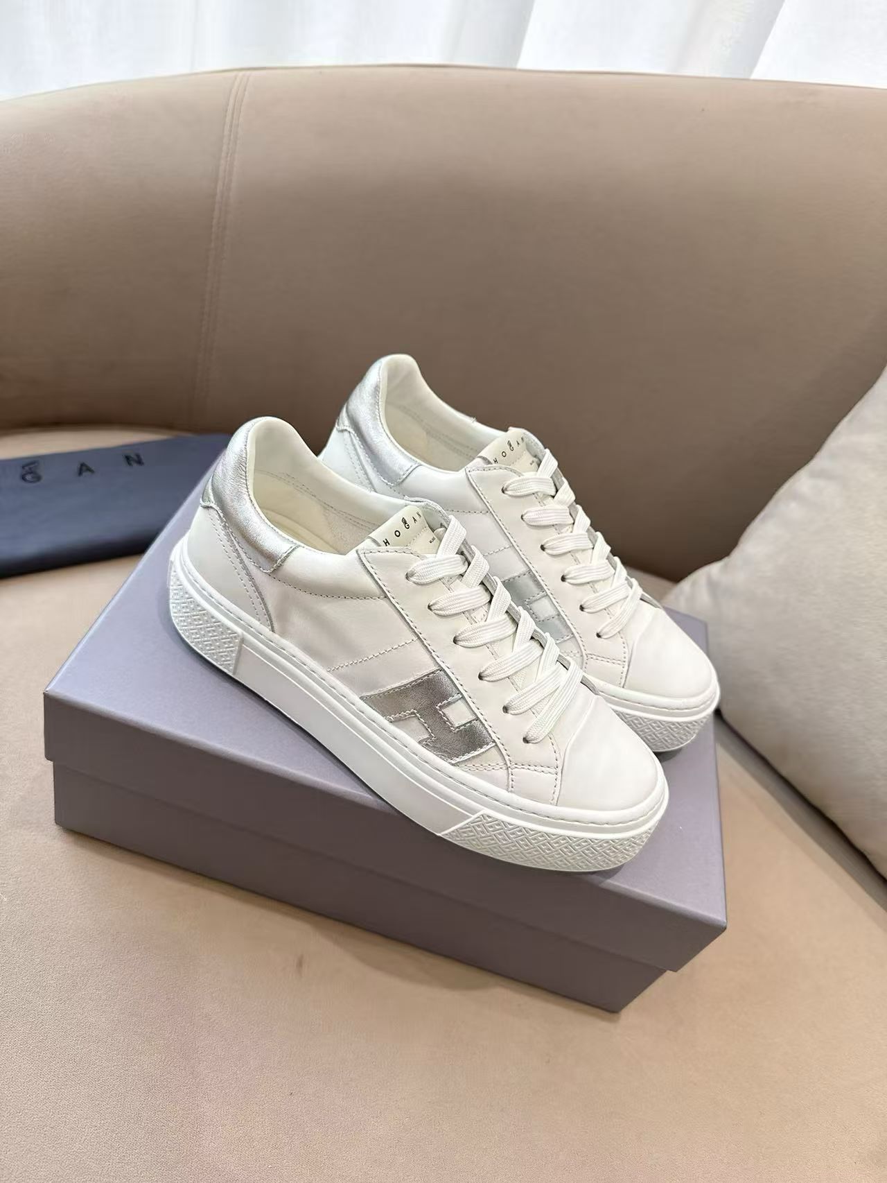 NO:748089,High version of HOGAN/Hogan F051 2026ss new thick-soled lace-up casual sports shoes. The new overall shoe shape has beautiful and dynamic lines. It integrates the shoe body parts with different functions into one, and the edges are extremely layered. In addition, the classic brand logo is perfectly presented on the tail of the shoe. The stone-washed technology circle surrounds the shoe line logo. The fabric splicing is full of fun and shows a fashionable design. It is the king on the foot. It is really cool~ The upper is imported cowhide  Imported sheepskin lining, original molded outsole, size 35~40 (40 customization is non-returnable and non-exchangeable), casual shoes/sports shoes, hogan, sneakers, cowhide, sheepskin19860909高版本  HOGAN/霍根F051 2026ss新款厚底系带休闲运动鞋 全新整体鞋型线条优美且具动感,将不同功能的鞋身部分融合为一体,沿边极度富有层次感,再加上经典品牌logo在鞋尾完美呈现,石洗技术圆圈围绕鞋履线标志,面料拼接,玩味十足,尽显时髦设计感,上脚即王者,真的很飚～ 鞋面进口牛皮 内里进口羊皮 大底原版开模鞋底 size35～40（40定制不退不换）,休闲鞋/运动鞋,hogan,sneakers,cowhide,sheepskin,Women's Shoes