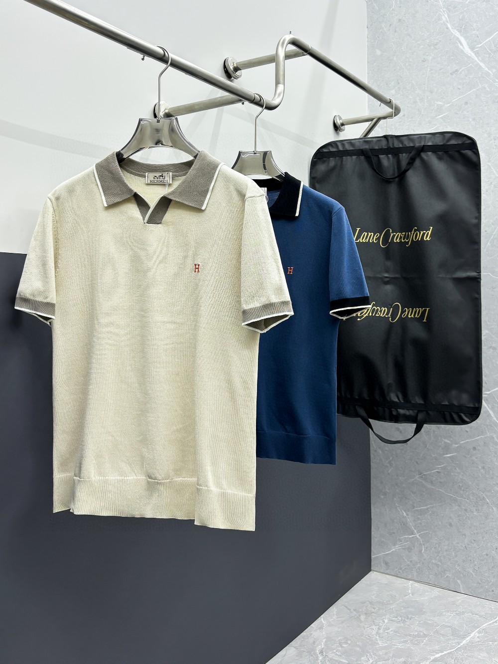 NO:120733,HERMES2025 spring and summer new short-sleeved knit sweater, the official website is released simultaneously, Italy imported blended wool, thin and soft, the whole piece adopts 14 knitting method, and special color materials for men's clothing, shadow red, water mist gray, night stream blue. The upper body is skin-friendly and comfortable, breathable, low-key and luxurious. Color white khaki, code M-3XL (bust M-3XL size), hermes, T-shirt, alexander wang19860909HERMES2025春夏新品短袖针织衫,官网同步发售,意大利进口混纺羊毛,轻薄柔软,全件采用14针织法,选用男装特别色料,暗影红,水雾灰,夜涧蓝.上身亲肤舒适透气,低调奢华. 颜色白色 卡其色 码数M-3XL（胸围M-3XL尺寸）,,hermes,T-shirt,alexander wang,Men's clothing