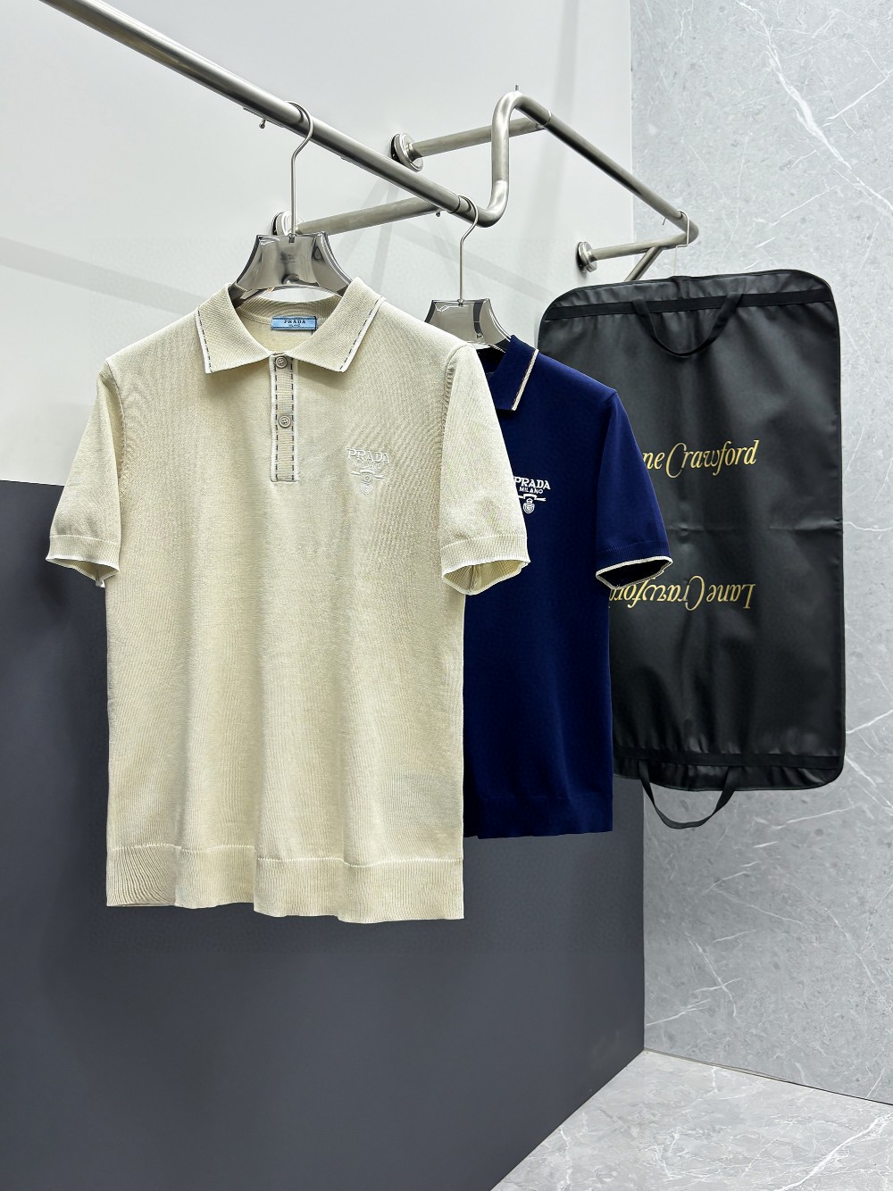 NO:120736,PRADA's new short-sleeved sweater in spring and summer, the official website is released simultaneously, imported blended wool from Italy, light and soft, the whole piece adopts 14 knitting method, and special color materials for men's clothing, shadow red, water mist gray, night stream blue. The upper body is skin-friendly and comfortable, breathable, low-key and luxurious. Color white khaki, code M-3XL (bust M-3XL size),,prada,T-shirt,alexander wang19860909PRADA 2025春夏新品短袖针织衫,官网同步发售,意大利进口混纺羊毛,轻薄柔软,全件采用14针织法,选用男装特别色料,暗影红,水雾灰,夜涧蓝.上身亲肤舒适透气,低调奢华. 颜色白色 卡其色 码数M-3XL（胸围M-3XL尺寸）,,prada,T-shirt,alexander wang,Men's clothing