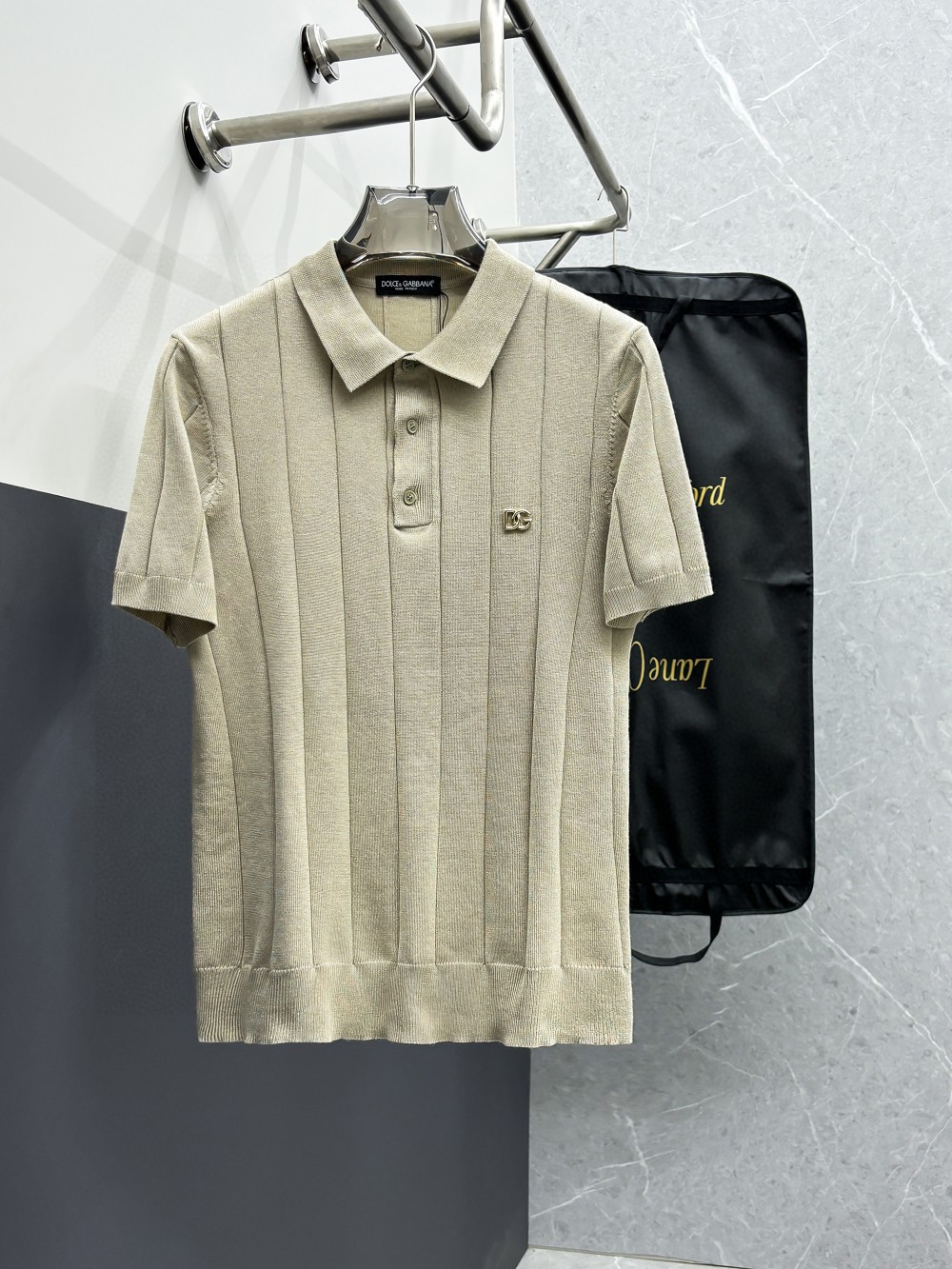 NO:120739,D&G Dolce & Gabbana 2025 spring and summer new short-sleeved sweater, released simultaneously on the official website, imported blended wool from Italy, light and soft, the whole piece adopts 14 knitting method, and special color materials for men's clothing, shadow red, water mist gray, night stream blue. The upper body is skin-friendly and comfortable, breathable, low-key and luxurious. Color white khaki, code M-3XL (bust M-3XL size),, Dolce & Gabbana, Dolce & Gabbana, T-shirt, alexander wang19860909D&G 杜嘉班纳2025春夏新品短袖针织衫,官网同步发售,意大利进口混纺羊毛,轻薄柔软,全件采用14针织法,选用男装特别色料,暗影红,水雾灰,夜涧蓝.上身亲肤舒适透气,低调奢华. 颜色白色 卡其色 码数M-3XL（胸围M-3XL尺寸）,,Dolce&Gabbana,Dolce&Gabbana,T-shirt,alexander wang,Men's clothing