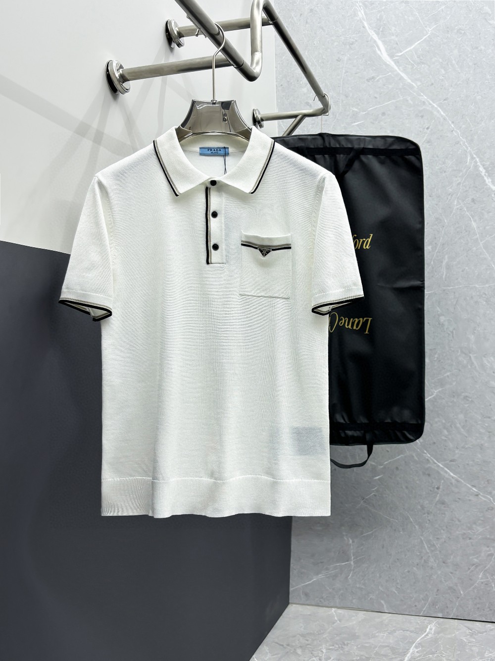 NO:120742,PRADA's new short-sleeved sweater in spring and summer, the official website is released simultaneously, imported blended wool from Italy, light and soft, the whole piece adopts 14 knitting method, and special color materials for men's clothing, shadow red, water mist gray, night stream blue. The upper body is skin-friendly and comfortable, breathable, low-key and luxurious. Color white khaki, code M-3XL (bust M-3XL size),,prada,T-shirt,alexander wang19860909PRADA 2025春夏新品短袖针织衫,官网同步发售,意大利进口混纺羊毛,轻薄柔软,全件采用14针织法,选用男装特别色料,暗影红,水雾灰,夜涧蓝.上身亲肤舒适透气,低调奢华. 颜色白色 卡其色 码数M-3XL（胸围M-3XL尺寸）,,prada,T-shirt,alexander wang,Men's clothing