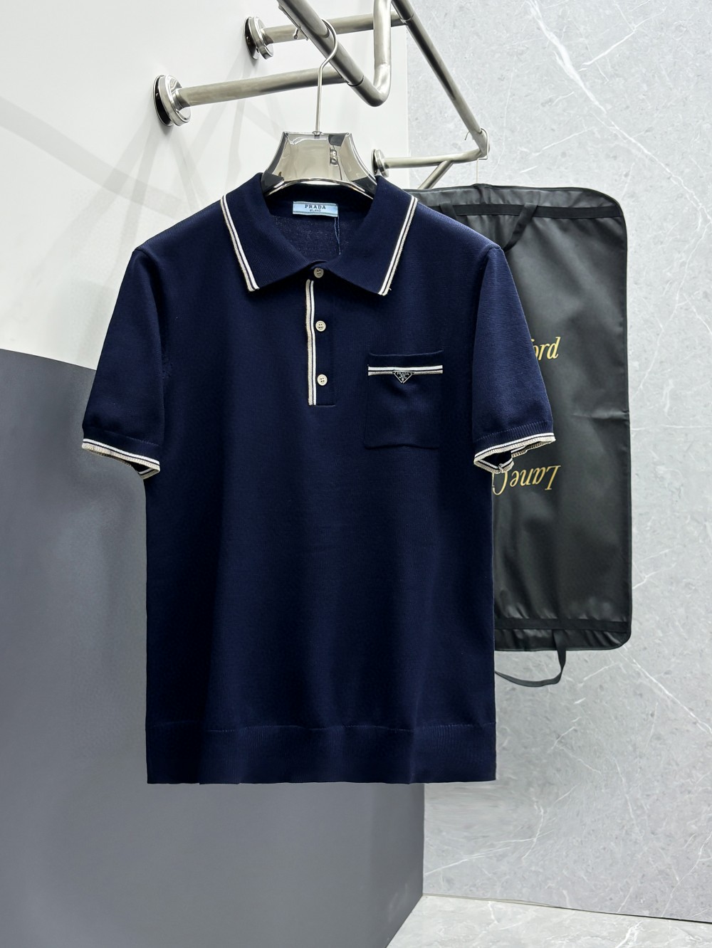 NO:120717,【PRADA base knit sweater, super soft yarn, skin-friendly and comfortable round neck T-shirt】New spring and summer short-sleeved sweater, released simultaneously on the official website, imported Italian blended wool, light and soft, the whole piece adopts 14 knitting method, and special color materials for men's clothing, shadow red, water mist gray, night stream blue. The upper body is skin-friendly and comfortable, breathable, low-key and luxurious. Color white khaki, code M-3XL (bust 50-58 size),,prada,T-shirt,tees,t-shirt,alexander wang19860909【PRADA 打底针织衫 超柔纱线亲肤舒适圆领T恤】春夏新品短袖针织衫,官网同步发售,意大利进口混纺羊毛,轻薄柔软,全件采用14针织法,选用男装特别色料,暗影红,水雾灰,夜涧蓝.上身亲肤舒适透气,低调奢华. 颜色白色 卡其色 码数M-3XL（胸围50-58尺寸）,,prada,T-shirt,tees，t-shirt,alexander wang,Men's clothing