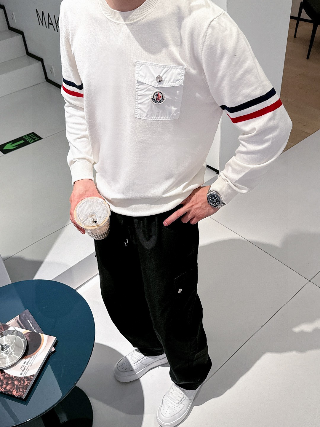 NO:121019,MONCLER Spring woven sweater cabinet, knitting techniques make the density extremely detailed, creating a solid, delicate and soft fabric with a texture that is largely comparable to noble cashmere and a classic and versatile model. Classic brand elements, extremely recognizable; round neck design, suitable for all kinds of outfits. [Color] Black White [Code] M-3XL complete three standards, christian louboutin, alexander wang19860909MONCLER 春款梭织毛衫柜子,针织的手法工艺让密度极其细致,铸就了手感扎实细腻柔软的织物,质感已极大程度上堪比高贵羊绒,经典百搭款.经典品牌元素,辨识度极高；圆领设计,适合各种穿搭.【颜色】黑色 白色【码数】M-3XL 三标齐全,,christian louboutin,alexander wang,Men's clothing