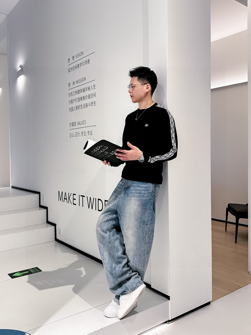 NO:121022,FENDI spring woven sweater cabinet, knitting techniques make the density extremely detailed, creating a solid, delicate and soft fabric with a solid, delicate and soft texture, and the texture is greatly comparable to noble cashmere and classic and versatile style. Classic brand elements, extremely recognizable; round neck design, suitable for all kinds of outfits. [Color] Black White [Code] M-3XL complete three standards, fendi, alexander wang19860909FENDI 春款梭织毛衫柜子,针织的手法工艺让密度极其细致,铸就了手感扎实细腻柔软的织物,质感已极大程度上堪比高贵羊绒,经典百搭款.经典品牌元素,辨识度极高；圆领设计,适合各种穿搭.【颜色】黑色 白色【码数】M-3XL 三标齐全,,fendi,alexander wang,Men's clothing