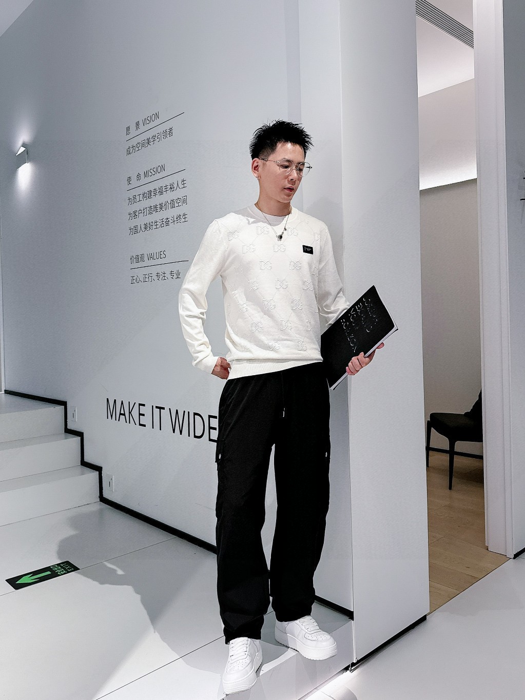 NO:121025,DG Dolce & Gabbana spring woven sweater cabinet, knitting techniques make the density extremely detailed, creating a solid, delicate and soft fabric with a texture that is largely comparable to noble cashmere and a classic and versatile model. Classic brand elements, extremely recognizable; round neck design, suitable for all kinds of outfits. [Color] Black White [Code] M-3XL complete three standards, Dolce & Gabbana, Dolce & Gabbana, alexander wang19860909DG 杜嘉班纳春款梭织毛衫柜子,针织的手法工艺让密度极其细致,铸就了手感扎实细腻柔软的织物,质感已极大程度上堪比高贵羊绒,经典百搭款.经典品牌元素,辨识度极高；圆领设计,适合各种穿搭.【颜色】黑色 白色【码数】M-3XL 三标齐全,,Dolce&Gabbana,Dolce&Gabbana,alexander wang,Men's clothing