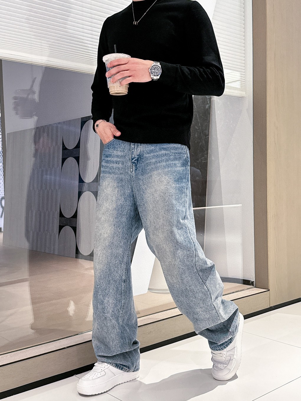 NO:121028,DIOR spring woven sweater cabinet, knitting techniques make the density extremely detailed, creating a solid, delicate and soft fabric with a texture that is largely comparable to noble cashmere and a classic and versatile model. Classic brand elements, extremely recognizable; round neck design, suitable for all kinds of outfits. [Color] Black White [Code] M-3XL complete three standards, dior, alexander wang19860909DIOR 春款梭织毛衫柜子,针织的手法工艺让密度极其细致,铸就了手感扎实细腻柔软的织物,质感已极大程度上堪比高贵羊绒,经典百搭款.经典品牌元素,辨识度极高；圆领设计,适合各种穿搭.【颜色】黑色 白色【码数】M-3XL 三标齐全,,dior,alexander wang,Men's clothing