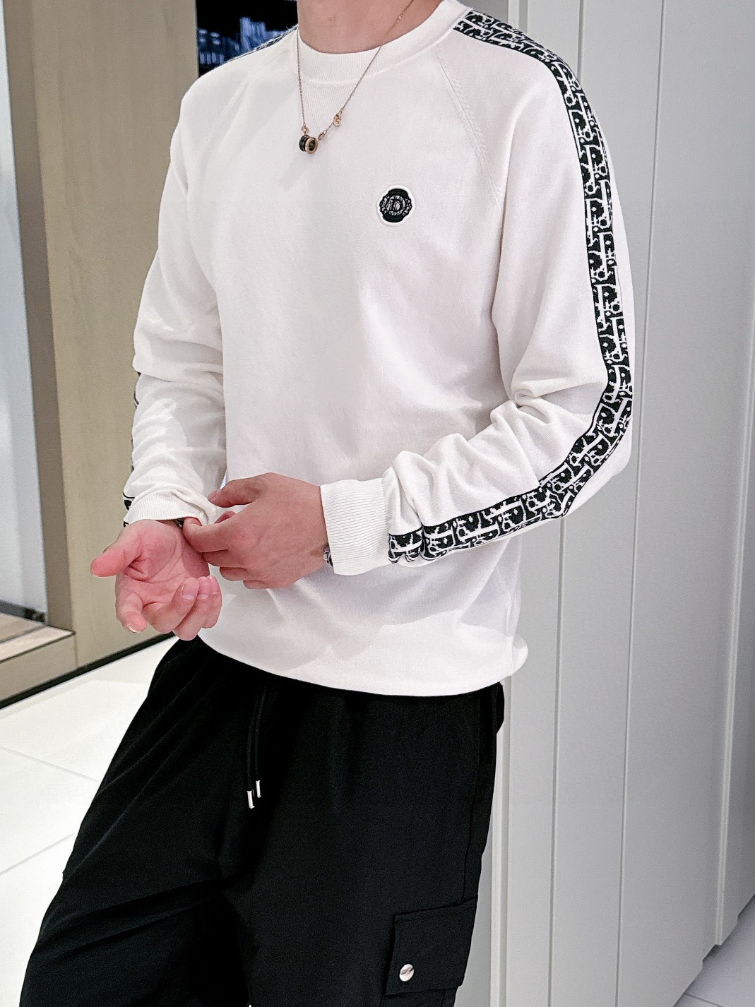 NO:121034,DIOR spring woven sweater cabinet, knitting techniques make the density extremely detailed, creating a solid, delicate and soft fabric with a solid, delicate and soft texture, and the texture is very comparable to noble cashmere and classic and versatile style. Classic brand elements, extremely recognizable; round neck design, suitable for all kinds of outfits. [Color] Black White [Code] M-3XL complete three standards, dior, alexander wang19860909DIOR 春款梭织毛衫柜子,针织的手法工艺让密度极其细致,铸就了手感扎实细腻柔软的织物,质感已极大程度上堪比高贵羊绒,经典百搭款.经典品牌元素,辨识度极高；圆领设计,适合各种穿搭.【颜色】黑色 白色【码数】M-3XL 三标齐全,,dior,alexander wang,Men's clothing