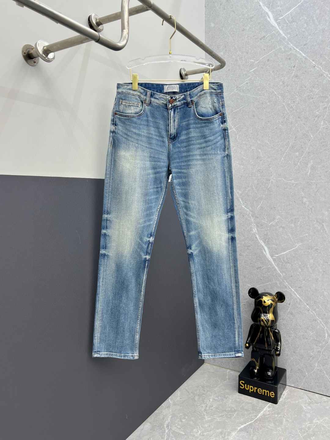 NO:120728,Dior 2025 new model is available in stock, original single hot jeans super customized, original hardware, super heavy industry technology, excellent version, impeccable details!  The style is not picky, it is very high-end, and the good products are not waiting for everyone. Take a look at it and start quickly. Size 29-38, dior, jeans, alexander wang19860909Dior 2025新款现货上市,原单爆款牛仔裤超级定制款,原版五金,超级重工工艺,版型超赞细节做工无可挑剔！款式不挑人,特别高档,好货不等人,看中赶紧下手,尺码29-38,,dior,jeans,alexander wang,Men's clothing