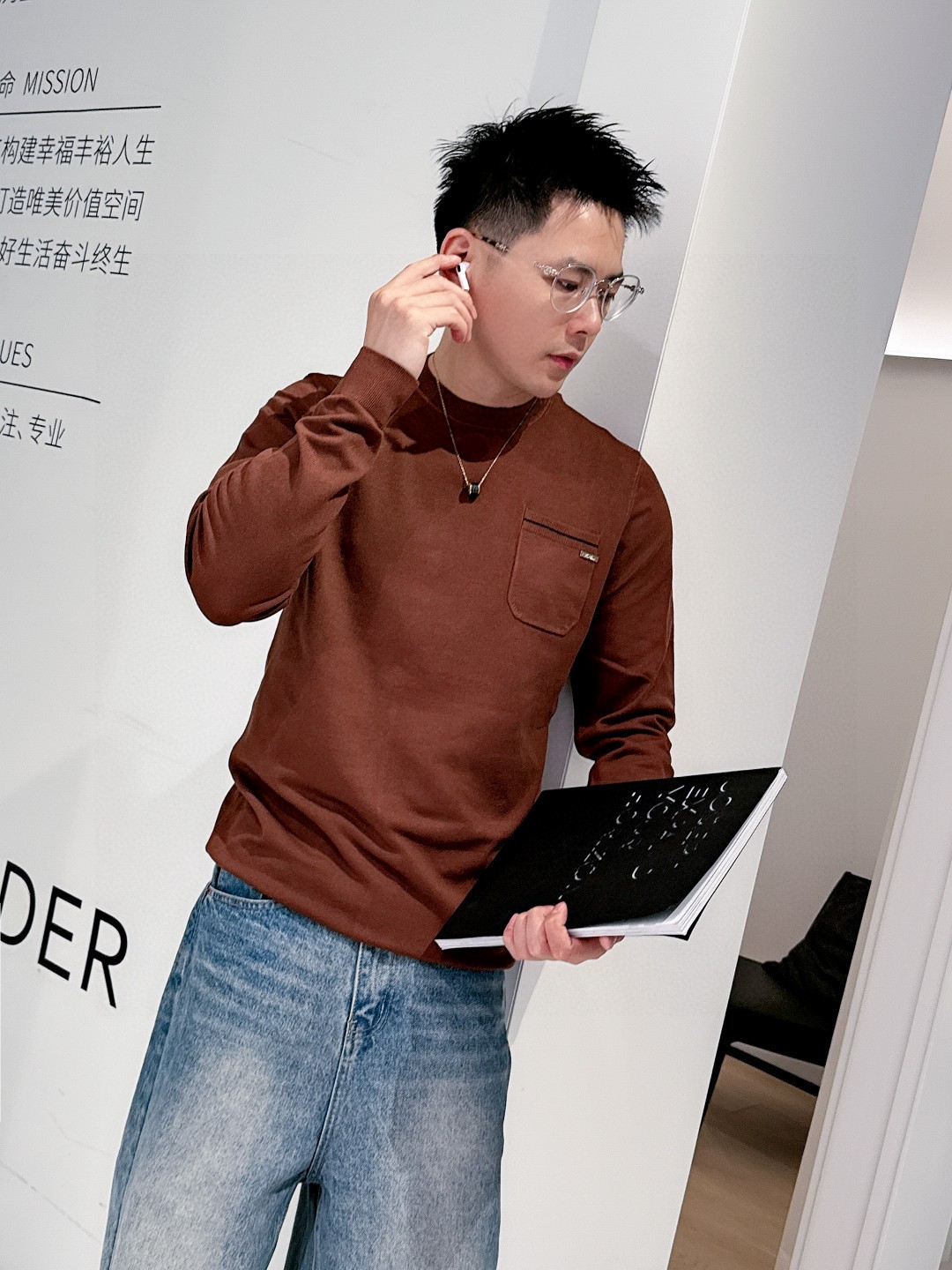 NO:122339,LP new round-neck knitted sweater, the latest cabinet style. Guest-supplied Meinu wool cashmere blended fabric. The knitted technique makes the density extremely delicate, creating a solid, delicate and soft fabric with a solid, delicate and soft texture. The texture is very comparable to noble cashmere and a classic and versatile model. Classic brand elements, extremely recognizable; round-neck design is suitable for all kinds of outfits. [Color] Murray white [Code] M-3XL complete three standards, loro piano, sweaters, alexander wang19860909LP 新款圆领针织毛衣,柜子最新款.客供美丽奴羊毛羊绒混纺面料,针织的手法工艺让密度极其细致,铸就了手感扎实细腻柔软的织物,质感已极大程度上堪比高贵羊绒,经典百搭款.经典品牌元素,辨识度极高；圆领设计,适合各种穿搭.【颜色】枣红色 白色【码数】M-3XL 三标齐全,,loro piana,sweaters,alexander wang,Men's clothing