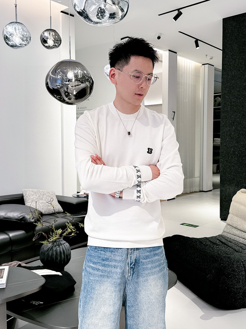 NO:122342,L V spring woven sweater cabinet, knitting techniques make the density extremely detailed, creating a solid, delicate and soft fabric with a solid, delicate and soft texture, and the texture is very comparable to noble cashmere and classic and versatile style. Classic brand elements, extremely recognizable; round neck design, suitable for all kinds of outfits. [Color] Black White [Code] M-3XL complete three standards, alexander wang19860909L V 春款梭织毛衫柜子,针织的手法工艺让密度极其细致,铸就了手感扎实细腻柔软的织物,质感已极大程度上堪比高贵羊绒,经典百搭款.经典品牌元素,辨识度极高；圆领设计,适合各种穿搭.【颜色】黑色 白色【码数】M-3XL 三标齐全,,alexander wang,Men's clothing