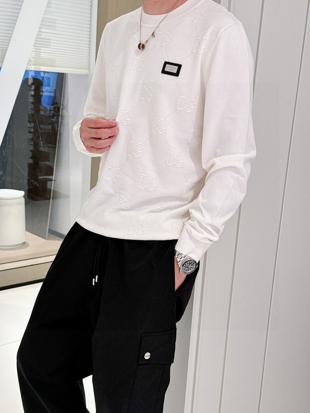 NO:122344,Dolce & Gabbana New round-neck knitted sweater, the latest cabinet style. Guest-supplied Meinu wool cashmere blended fabric. The knitted technique makes the density extremely delicate and creates a solid, delicate and soft fabric with a solid, delicate and soft texture. The texture is greatly comparable to noble cashmere and a classic and versatile model. Classic brand elements, extremely recognizable; round-neck design is suitable for all kinds of outfits. [Color] Black White [Code] M-3XL, Dolce & Gabbana, sweaters, alexander wang19860909杜嘉班纳 新款圆领针织毛衣,柜子最新款.客供美丽奴羊毛羊绒混纺面料,针织的手法工艺让密度极其细致,铸就了手感扎实细腻柔软的织物,质感已极大程度上堪比高贵羊绒,经典百搭款.经典品牌元素,辨识度极高；圆领设计,适合各种穿搭.【颜色】黑色 白色【码数】M-3XL,,Dolce&Gabbana,sweaters,alexander wang,Men's clothing