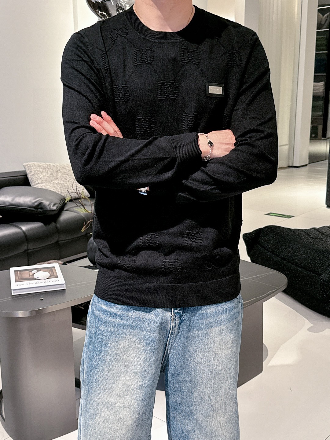 NO:122319,Dolce & Gabbana 2025 new round-neck knitted sweater, the latest cabinet style. Guest supplies Meinu wool cashmere blended fabric. The knitted technique makes the density extremely delicate and creates a solid, delicate and soft fabric with a solid, delicate and soft texture. The texture is greatly comparable to noble cashmere and a classic and versatile model. Classic brand elements, extremely recognizable; round-neck design is suitable for all kinds of outfits. [Color] Black White [Code] M-3XL, Dolce & Gabbana, sweaters, alexander wang19860909杜嘉班纳 2025新款圆领针织毛衣,柜子最新款.客供美丽奴羊毛羊绒混纺面料,针织的手法工艺让密度极其细致,铸就了手感扎实细腻柔软的织物,质感已极大程度上堪比高贵羊绒,经典百搭款.经典品牌元素,辨识度极高；圆领设计,适合各种穿搭.【颜色】黑色 白色【码数】M-3XL,,Dolce&Gabbana,sweaters,alexander wang,Men's clothing