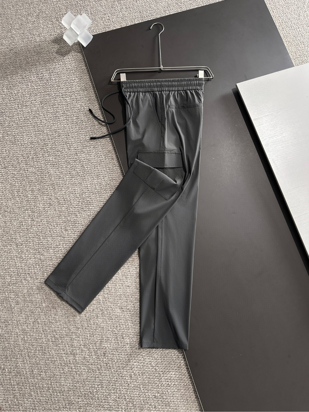 NO:124333,PRADA 2025 new casual pants! The official website is released simultaneously. The brand's classic LOGO casual pants, customized fabric, excellent comfort and strong hand touch. The work is extremely sensitive and the perfect quality craftsmanship. Size M-4XL, prada, alexander wang19860909PRADA 2025新款休闲裤！官网同步发售.品牌经典LOGO休闲裤,定制面料,舒适度极好,手触感 烈.辦识度极高,完美品相工艺.尺码M-4XL,,prada,alexander wang,Men's clothing