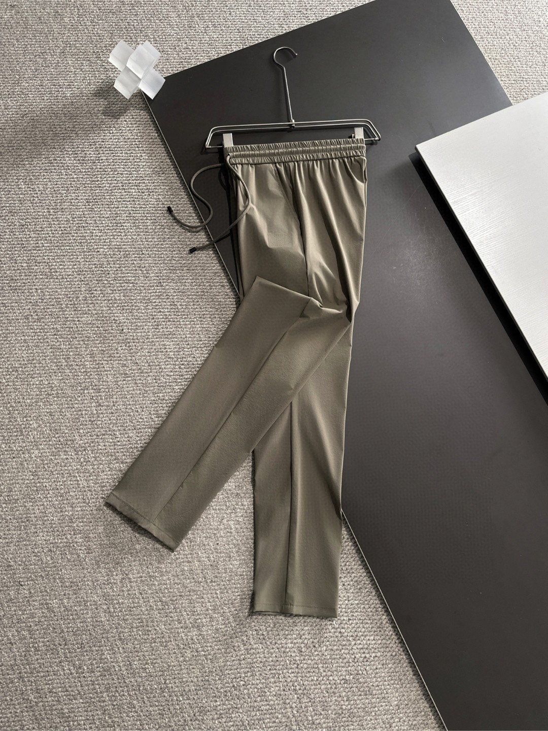 NO:124339,Hermes 2025 new casual pants! The official website is released simultaneously. The brand's classic LOGO casual pants, customized fabric, excellent comfort and strong hand touch. The work is highly conscious and the perfect quality craftsmanship. Size M-4XL, hermes, alexander wang19860909爱马仕 2025新款休闲裤！官网同步发售.品牌经典LOGO休闲裤,定制面料,舒适度极好,手触感 烈.辦识度极高,完美品相工艺.尺码M-4XL,,hermes,alexander wang,Men's clothing