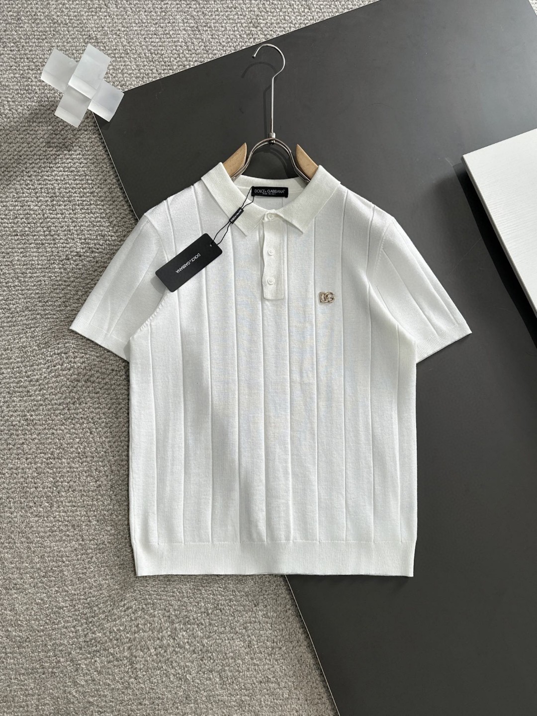 NO:125703,DG Dolce & Gabbana sweater, super soft yarn, skin-friendly and comfortable round neck T-shirt] 2025 spring and summer new short-sleeved sweater, released simultaneously on the official website, imported Italian blended wool, light and soft, the whole piece adopts 14 knitting method, and special color materials for men's clothing, shadow red, water mist gray, night stream blue. The upper body is skin-friendly and comfortable, breathable, low-key and luxurious. Color white khaki Number M-3XL,, Dolce & Gabbana, Dolce & Gabbana, T-shirt,tees, t-shirt,alexander wang19860909DG 杜嘉班纳 针织衫 超柔纱线亲肤舒适圆领T恤】2025春夏新品短袖针织衫,官网同步发售,意大利进口混纺羊毛,轻薄柔软,全件采用14针织法,选用男装特别色料,暗影红,水雾灰,夜涧蓝.上身亲肤舒适透气,低调奢华. 颜色白色 卡其色 码数M-3XL,,Dolce&Gabbana,Dolce&Gabbana,T-shirt,tees，t-shirt,alexander wang,Men's clothing