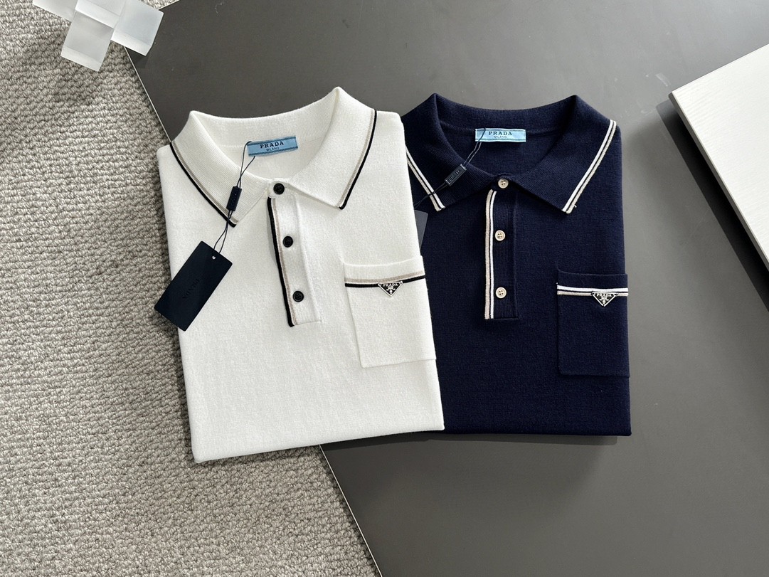 NO:125686,PRADA sweater, super soft yarn, skin-friendly and comfortable round neck T-shirt] 2025 spring and summer new short-sleeved sweater, released simultaneously on the official website, imported Italian blended wool, light and soft, the whole piece adopts 14 knitting method, and special color materials for men's clothing, shadow red, water mist gray, night stream blue. The upper body is skin-friendly and comfortable, breathable, low-key and luxurious. Color white khaki number M-3XL,,prada, T-shirt,tees, t-shirt,alexander wang19860909PRADA 针织衫 超柔纱线亲肤舒适圆领T恤】2025春夏新品短袖针织衫,官网同步发售,意大利进口混纺羊毛,轻薄柔软,全件采用14针织法,选用男装特别色料,暗影红,水雾灰,夜涧蓝.上身亲肤舒适透气,低调奢华. 颜色白色 卡其色 码数M-3XL,,prada,T-shirt,tees，t-shirt,alexander wang,Men's clothing