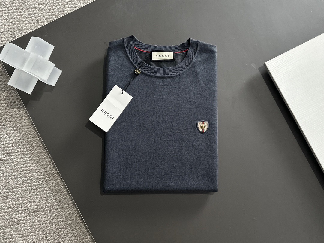 NO:125688,GUCCI sweater, super soft yarn, skin-friendly and comfortable round neck T-shirt] 2025 spring and summer new short-sleeved knit sweater, released simultaneously on the official website, imported Italian blended wool, light and soft, the whole piece adopts 14 knitting method, and special color materials for men's clothing, shadow red, water mist gray, night stream blue. The upper body is skin-friendly and comfortable, breathable, low-key and luxurious. S-XXL,,gucci, T-shirt,tees, t-shirt,alexander wang19860909GUCCI 针织衫 超柔纱线亲肤舒适圆领T恤】2025春夏新品短袖针织衫,官网同步发售,意大利进口混纺羊毛,轻薄柔软,全件采用14针织法,选用男装特别色料,暗影红,水雾灰,夜涧蓝.上身亲肤舒适透气,低调奢华. 码数S-XXL,,gucci,T-shirt,tees，t-shirt,alexander wang,Men's clothing
