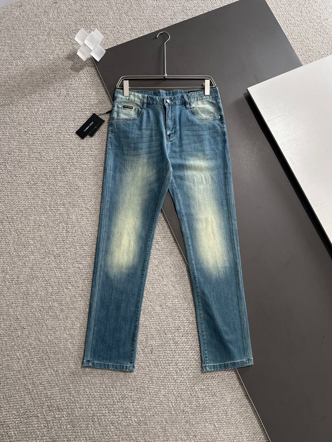 NO:131121,Dolce & Gabbana DG 2025 new model is available in stock, original single hot jeans are super customized, original hardware, super heavy industry technology, excellent version, impeccable details!  The style is not picky, it is very high-end, and the good products are not waiting for everyone. Take a look at it and start quickly. Size 33-40, Dolce & Gabbana, Dolce & Gabbana, jeans, alexander wang19860909杜嘉班纳 DG 2025新款现货上市,原单爆款牛仔裤超级定制款,原版五金,超级重工工艺,版型超赞细节做工无可挑剔！款式不挑人,特别高档,好货不等人,看中赶紧下手,尺码33-40,,Dolce&Gabbana,Dolce&Gabbana,jeans,alexander wang,Men's clothing