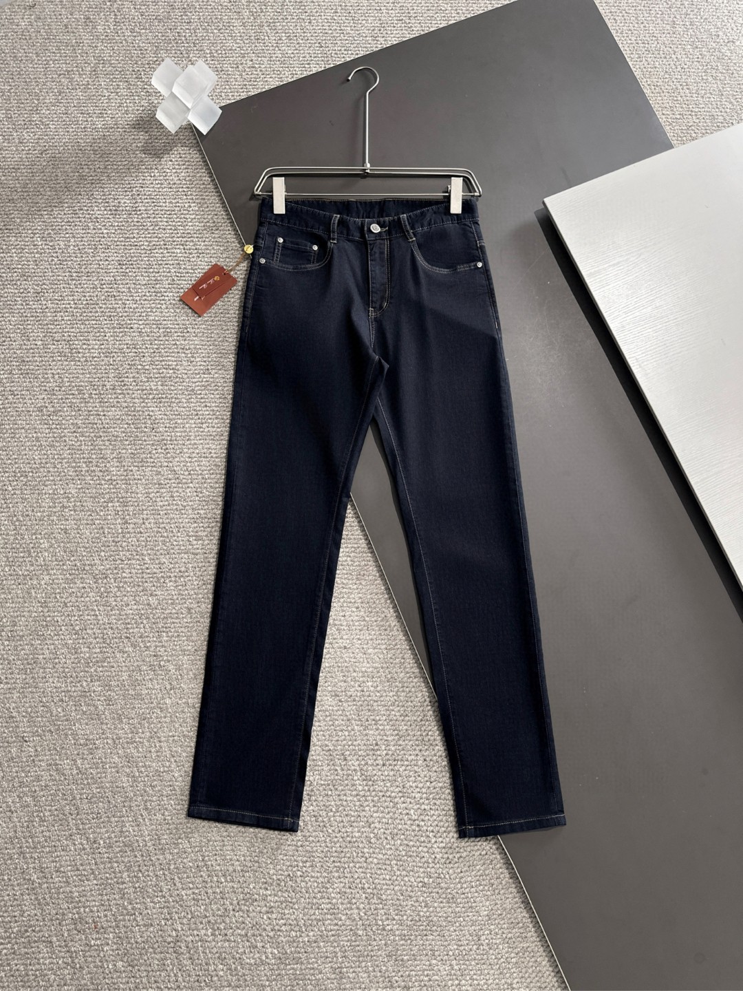 NO:131124,The new LP 2025 model is available in stock, the original single hot jeans are super customized, the original hardware, super heavy industry technology, the style is super excellent, the details are impeccable!  The style is not picky, it is very high-end, and the good products are not waiting for everyone. If you like it, hurry up and start, size 29-30, loro piana, jeans, alexander wang19860909LP 2025新款现货上市,原单爆款牛仔裤超级定制款,原版五金,超级重工工艺,版型超赞细节做工无可挑剔！款式不挑人,特别高档,好货不等人,看中赶紧下手,尺码29-30,,loro piana,jeans,alexander wang,Men's clothing