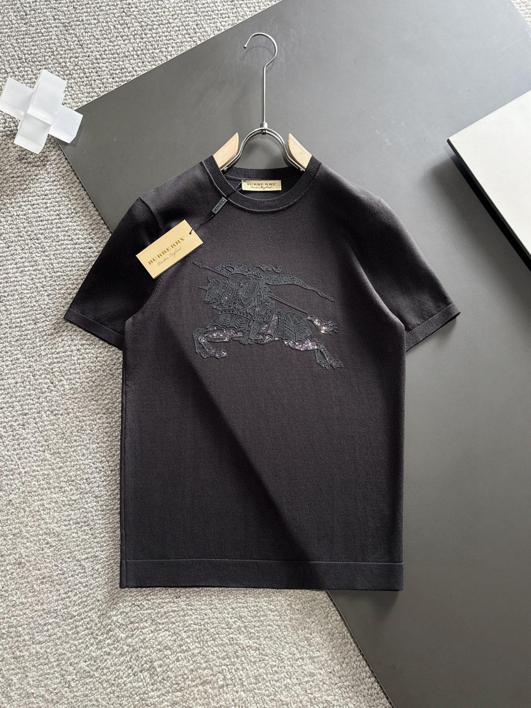 NO:133233,BURBERRY Top Base Artifact Imported Private Goods, High-end Tennis POLO Short-sleeved Sweater, Solid Color Simple Counter Style, Fashionable and Luxury, Undoubted Quality, Excellent Body Effect, Luxury Official Website The same style, Style Counter Size S-XXL, Maximum Wear 200 catties, Burberry, T-shirt, alexander wang19860909BURBERRY 顶级打底神器 进口私货,高端天丝POLO短袖毛衫 纯色简约专柜款 时尚不失奢华 品质毋庸置疑 上身效果超赞,奢华官网同款 款式专柜尺码S-XXL 最大穿200斤,,burberry,T-shirt,alexander wang,Men's clothing