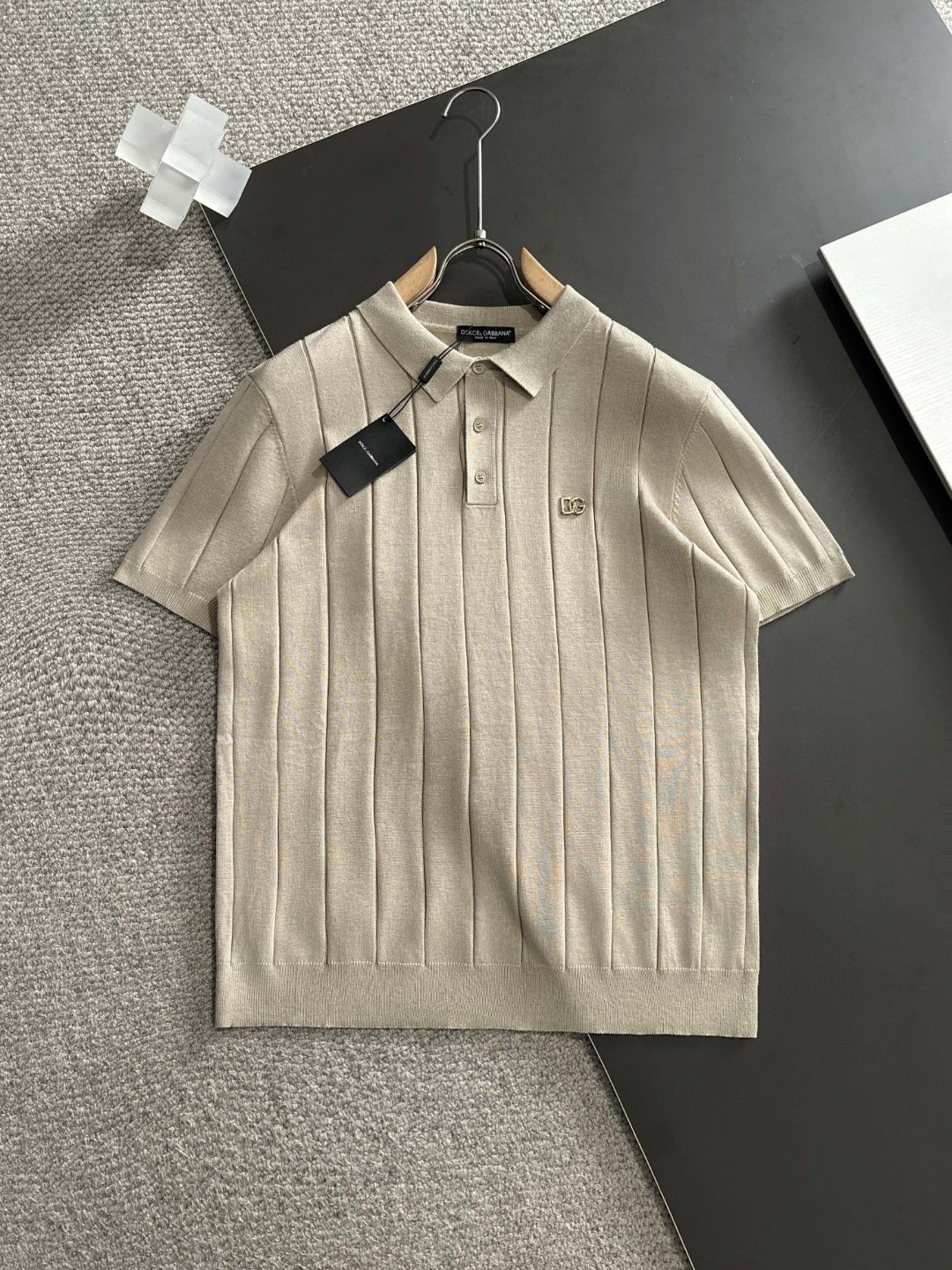 NO:133237,D&G Top POLO Imported private goods, high-end POLO short-sleeved sweater, solid color simple counter style, fashionable and luxurious, unquestionable quality, excellent upper body effect, same style on the luxury official website, style counter size M-3XL, maximum wear 200 catties, Dolce&Gabbana, Dolce&Gabbana, T-shirt, alexander wang19860909D&G 杜嘉班纳 顶级POLO 进口私货,高端天丝POLO短袖毛衫 纯色简约专柜款 时尚不失奢华 品质毋庸置疑 上身效果超赞,奢华官网同款 款式专柜尺码M-3XL 最大穿200斤,,Dolce&Gabbana,Dolce&Gabbana,T-shirt,alexander wang,Men's clothing