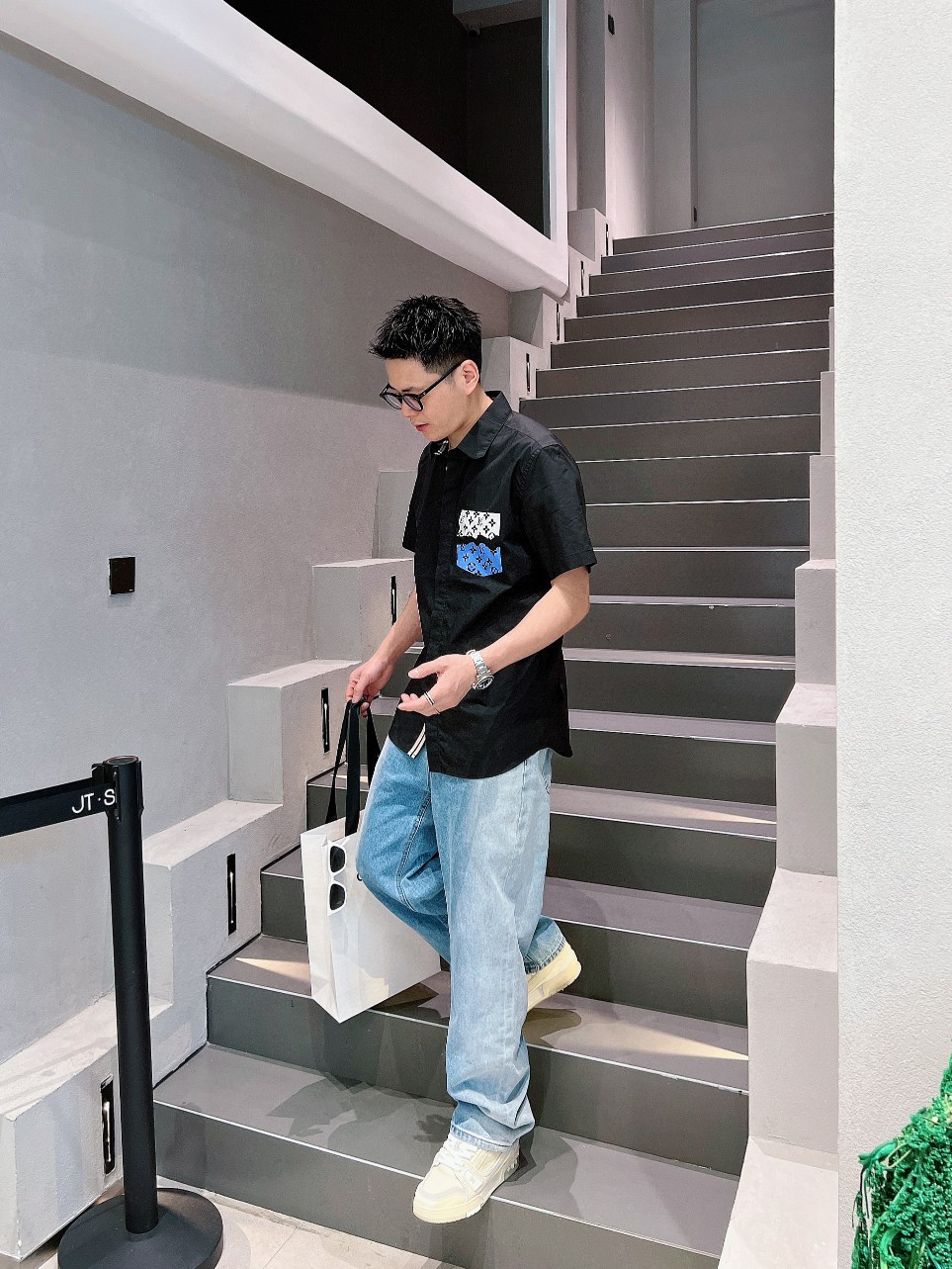 NO:137720,L V *2025 handsome slim fit short-sleeved shirt, Lutai silky fabric, comfortable and breathable, casual shirt, simple and fashionable, calm and versatile, handsome and elegant. Pure imported customized fabrics, not easy to wrinkle, luxurious as new, delicate and exquisite workmanship, impeccable, superb effect on the upper body, one of the essential models for the wardrobe, Size S-XXL,,shirts,T-shirt,alexander wang19860909L V *2025帅气修身备款短袖衬衫,鲁泰丝滑面料,舒服透气,休闲衬衣,简约时尚,从容百搭,帅气优雅 纯进口订制面料 不易起皱 奢华如新 做工细致精湛 无可挑剔 上身效果超级赞 衣橱必备款之一 尺码S-XXL,,shirts,T-shirt,alexander wang,Men's clothing