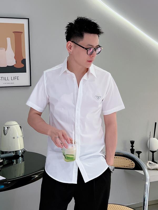 🇫🇷PRADA*2026帅气修身备款短袖衬衫，100%鲁泰丝滑面料，舒服透气，休闲衬衣，简约时尚，从容百