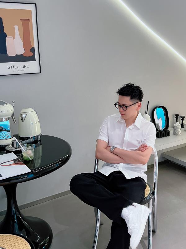 🇫🇷PRADA*2026帅气修身备款短袖衬衫，100%鲁泰丝滑面料，舒服透气，休闲衬衣，简约时尚，从容百